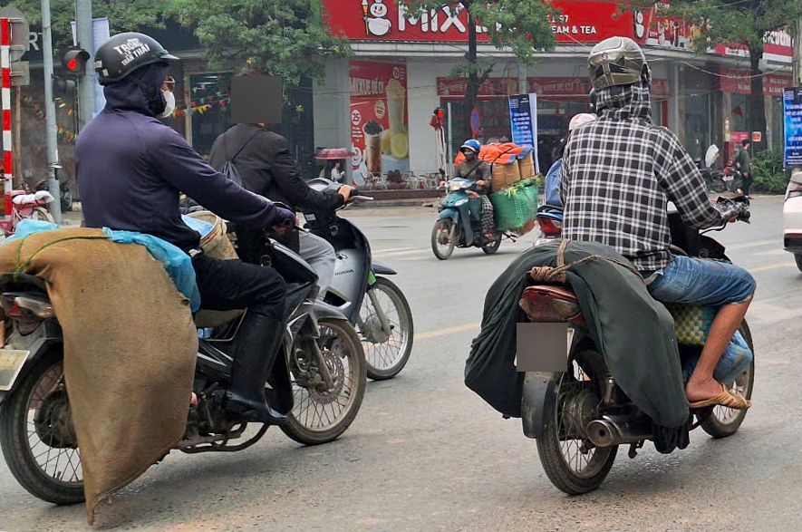 Thịt lợn 'hít bụi, phơi nắng' ồ ạt vào nội thành- Ảnh 4.