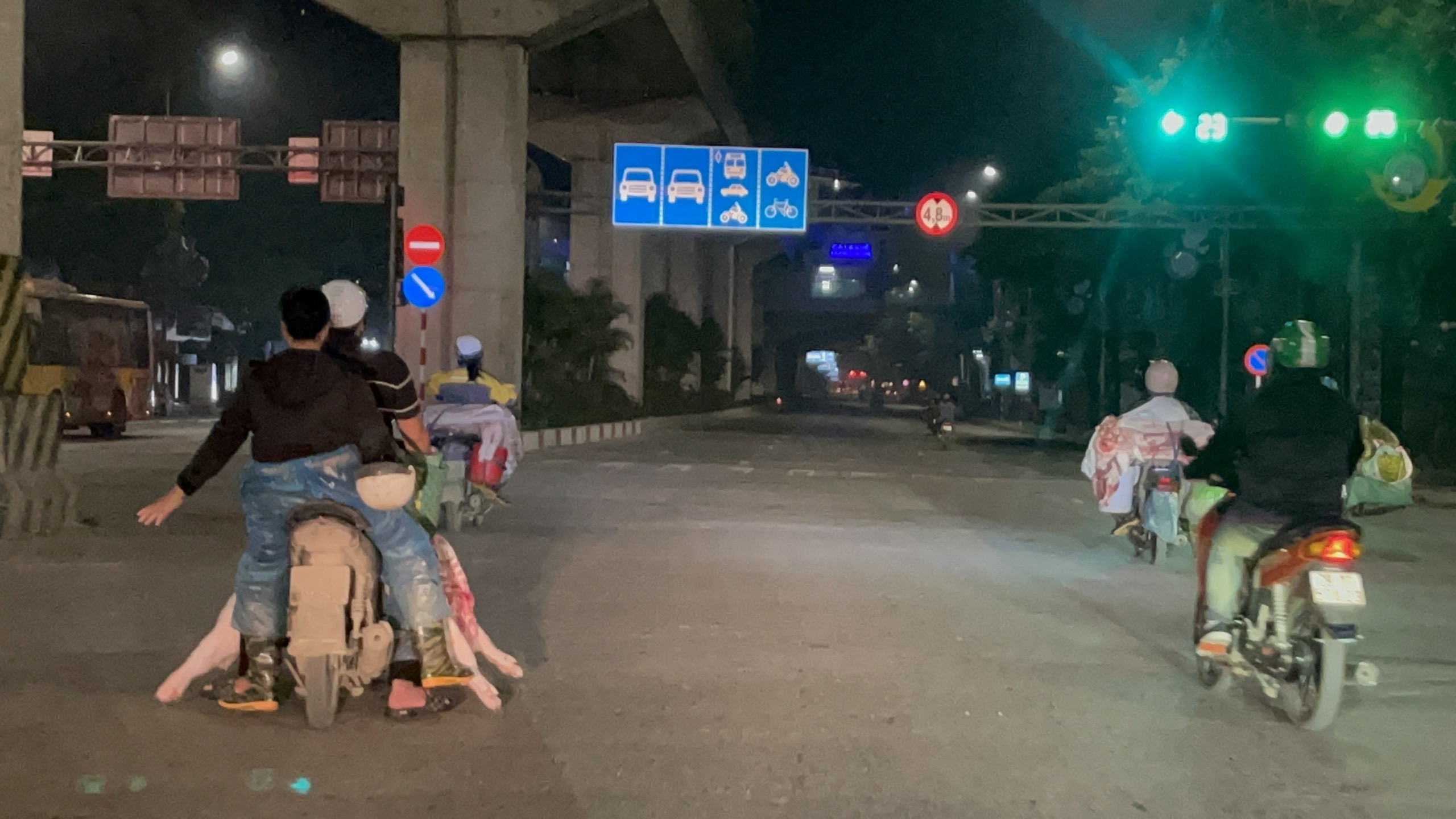 Thịt lợn 'hít bụi, phơi nắng' ồ ạt vào nội thành- Ảnh 2.