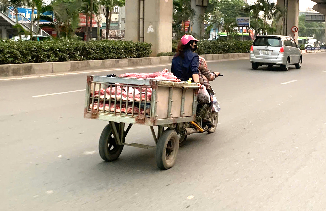 Thịt lợn 'hít bụi, phơi nắng' ồ ạt vào nội thành- Ảnh 11.