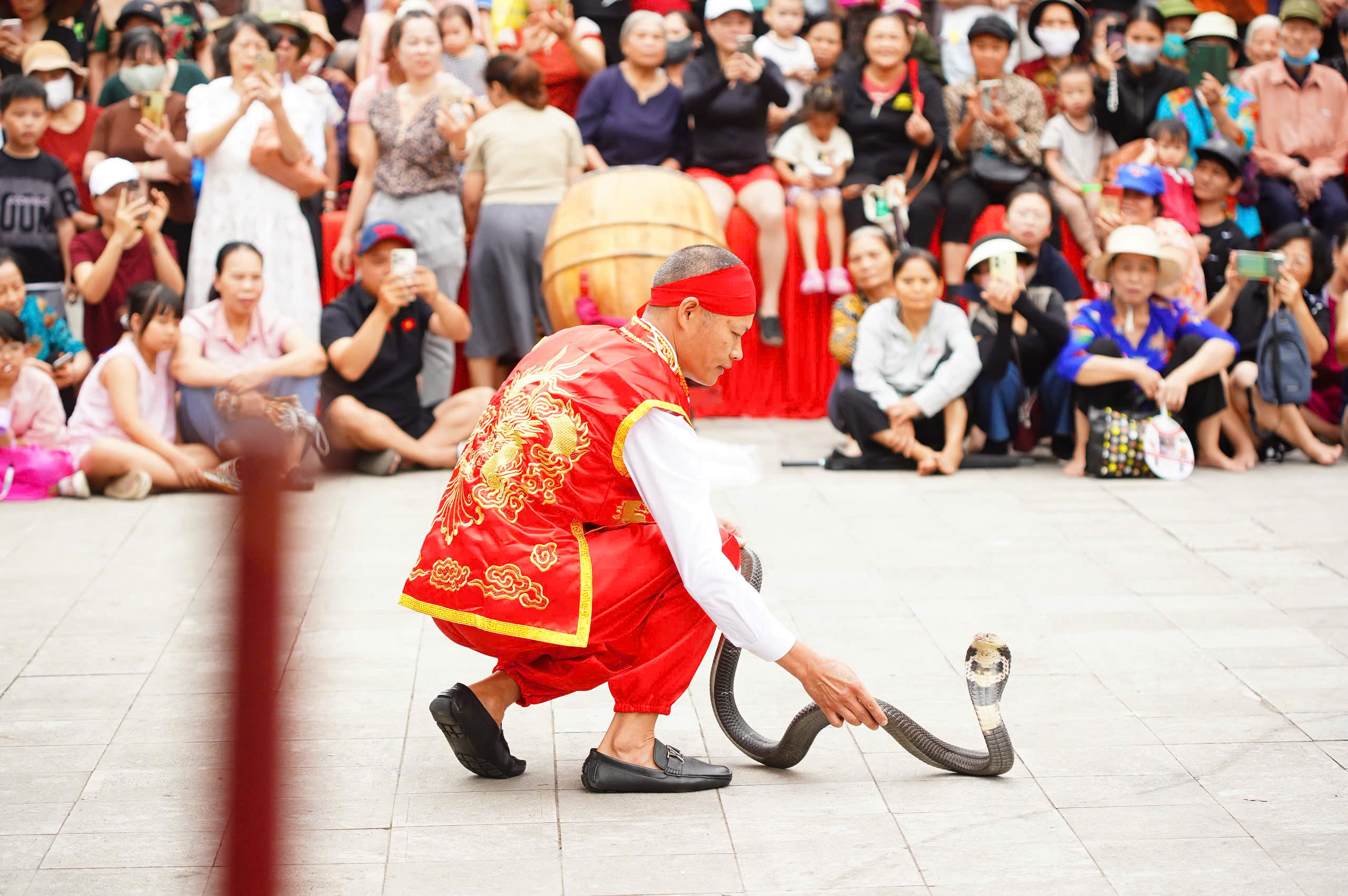 Người đ&agrave;n &ocirc;ng 'm&uacute;a rắn' giữa H&agrave; Nội: 'Rắn hung dữ nhất gặp t&ocirc;i cũng th&agrave;nh th&uacute; cưng&rsquo;- Ảnh 3.