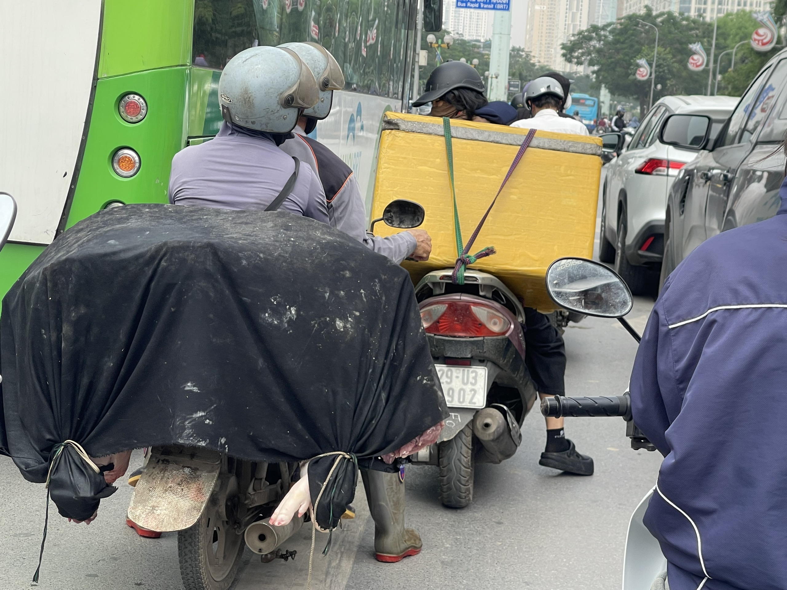 Thịt lợn 'hít bụi, phơi nắng' ồ ạt vào nội thành- Ảnh 14.