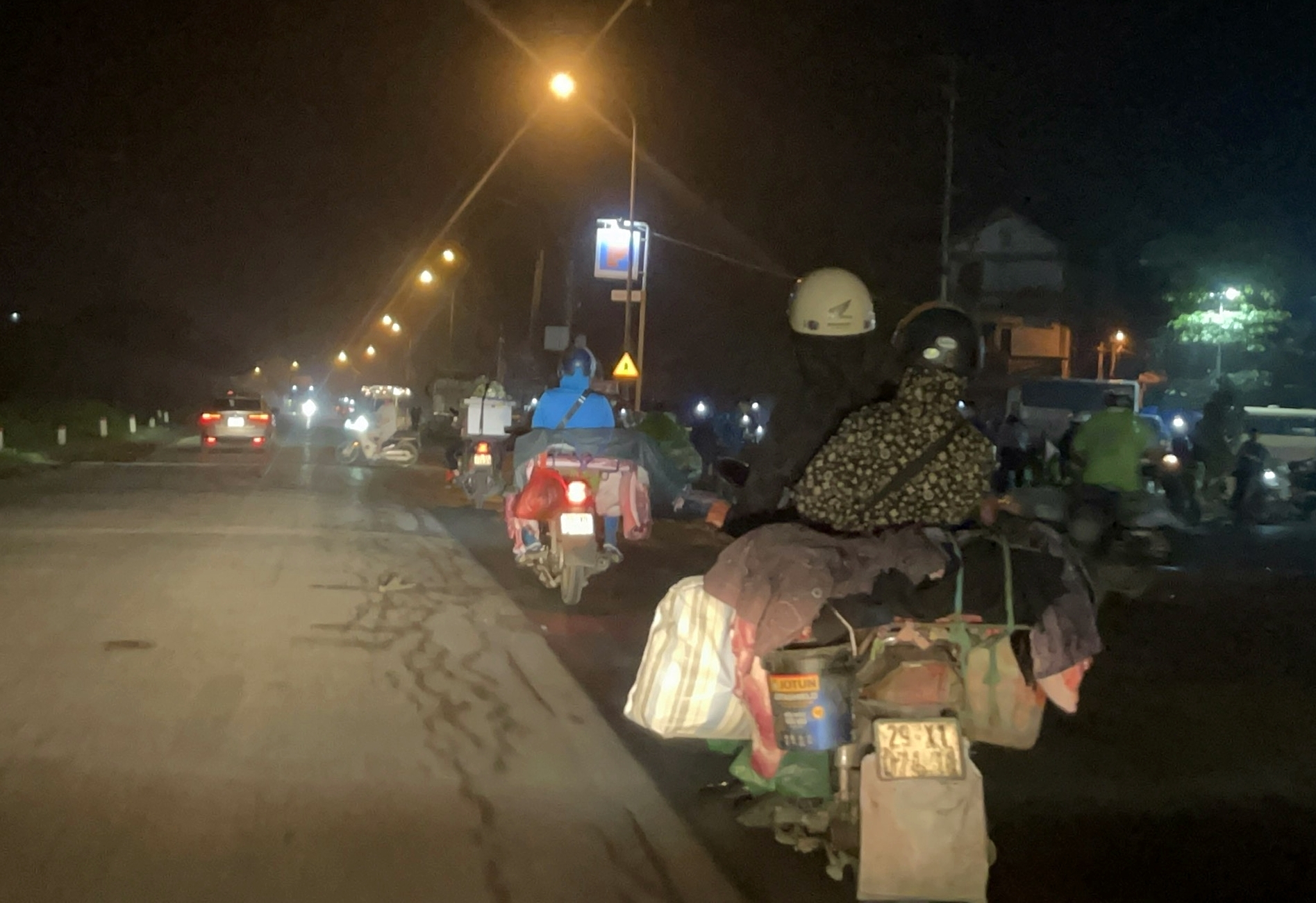 Thịt lợn 'hít bụi, phơi nắng' ồ ạt vào nội thành- Ảnh 1.