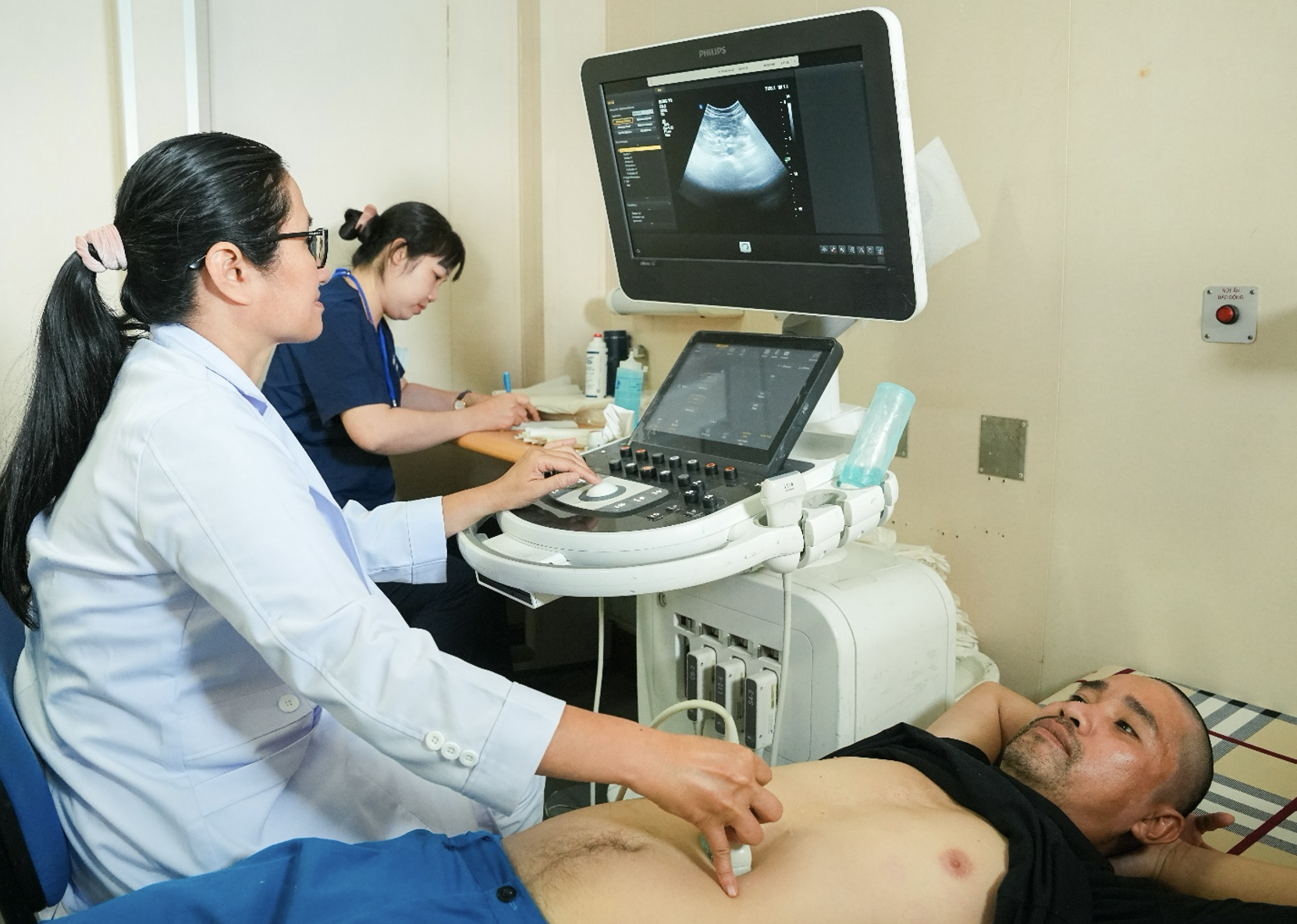 Vượt s&oacute;ng lớn, 60 y b&aacute;c sĩ TP.HCM kh&aacute;m bệnh miễn ph&iacute; cho qu&acirc;n d&acirc;n Trường Sa- Ảnh 1.