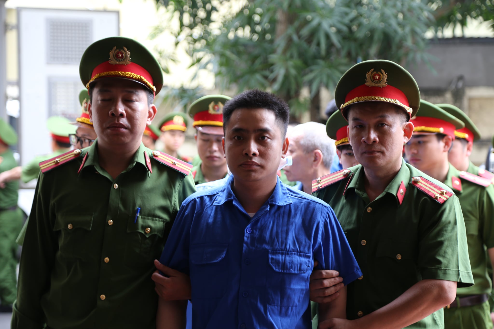 B&ugrave;i Đ&igrave;nh Kh&aacute;nh lộ vẻ lạnh l&ugrave;ng khi ra t&ograve;a- Ảnh 1.
