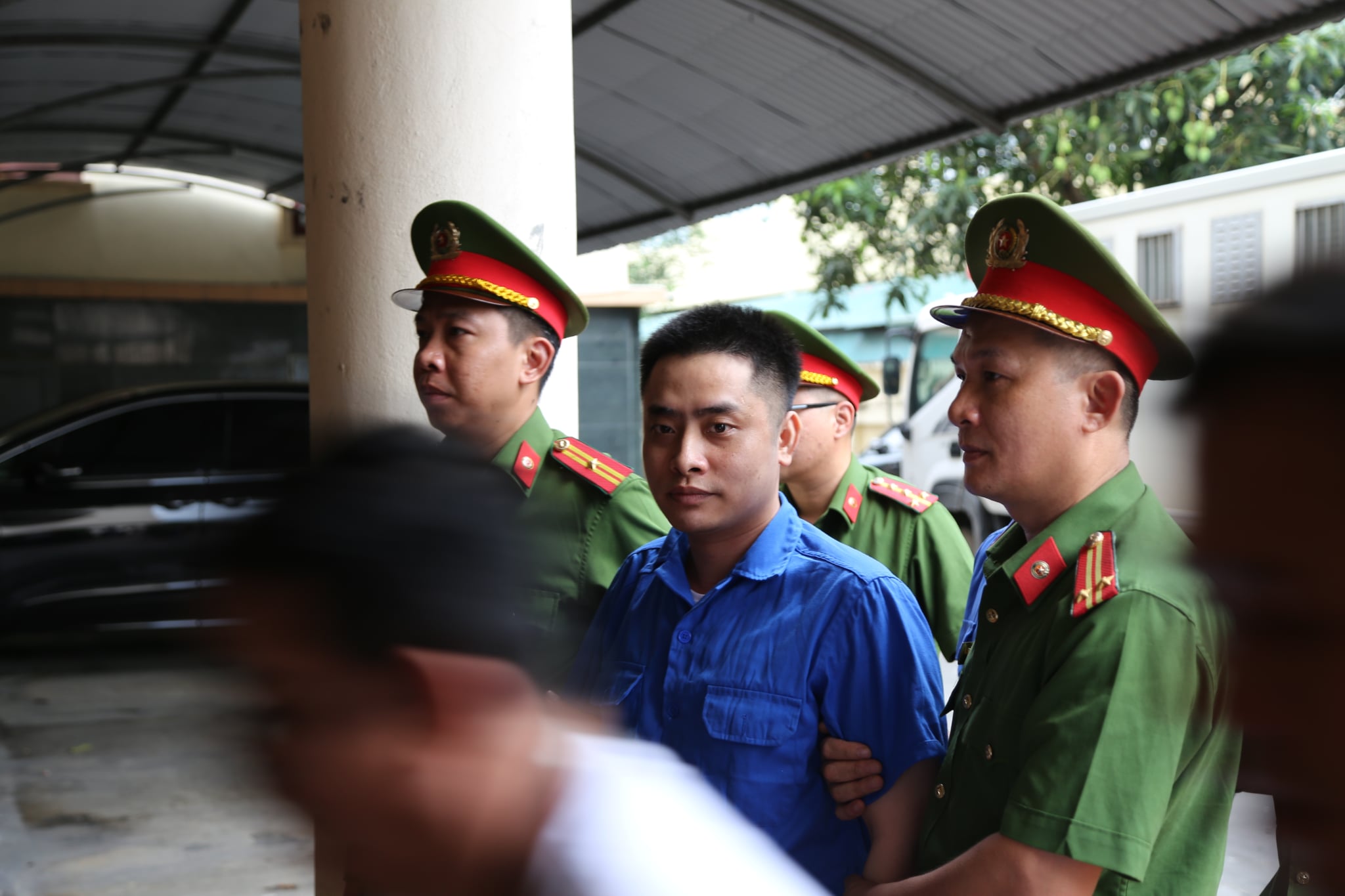 B&ugrave;i Đ&igrave;nh Kh&aacute;nh lộ vẻ lạnh l&ugrave;ng khi ra t&ograve;a- Ảnh 2.