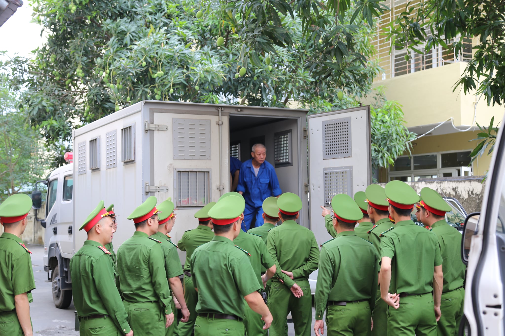 B&ugrave;i Đ&igrave;nh Kh&aacute;nh lộ vẻ lạnh l&ugrave;ng khi ra t&ograve;a- Ảnh 3.