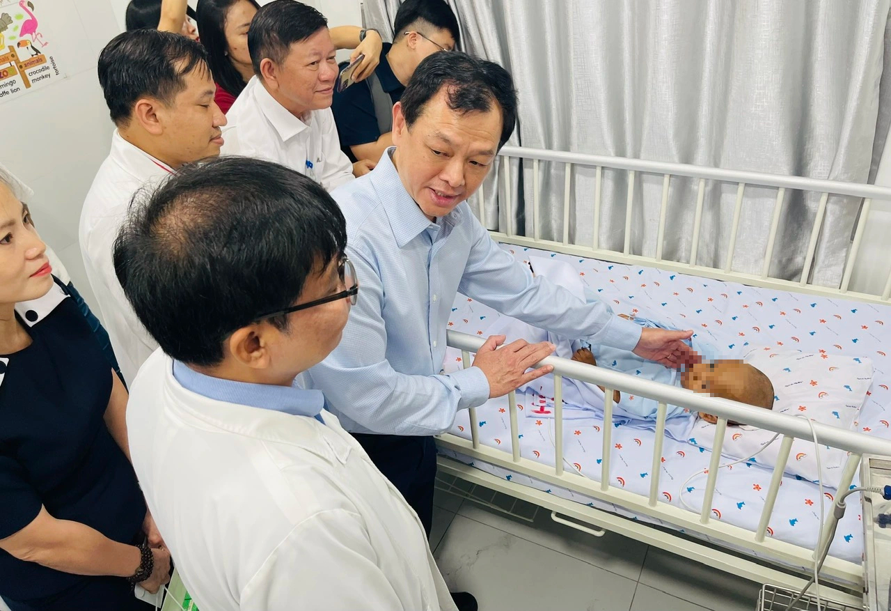 24 giờ làm giấy khai sinh cho bé trai 2 tuổi bị bạo hành - Ảnh 2.