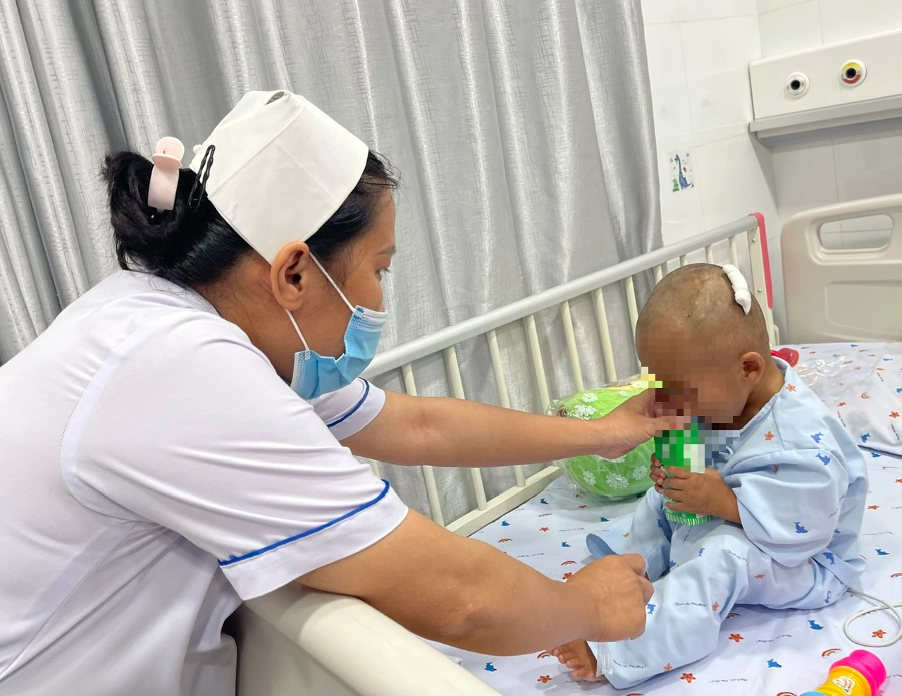 Nghề điều dưỡng: Áp lực, sợ hãi và hành trình giữ lấy sự sống - Ảnh 2.