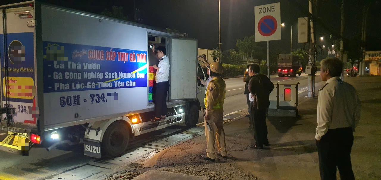 Phát hiện xe tải chở hơn 1,5 tấn gà 'bẩn' vào TP.HCM tiêu thụ - Ảnh 2.