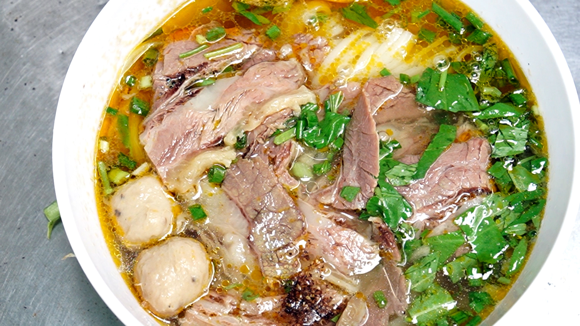 Chi phí leo thang, nhiều quán giữ giá 20.000 - 30.000 đồng- Ảnh 1. Chi phí leo thang, nhiều quán giữ giá 20.000 - 30.000 đồng- Ảnh 1.