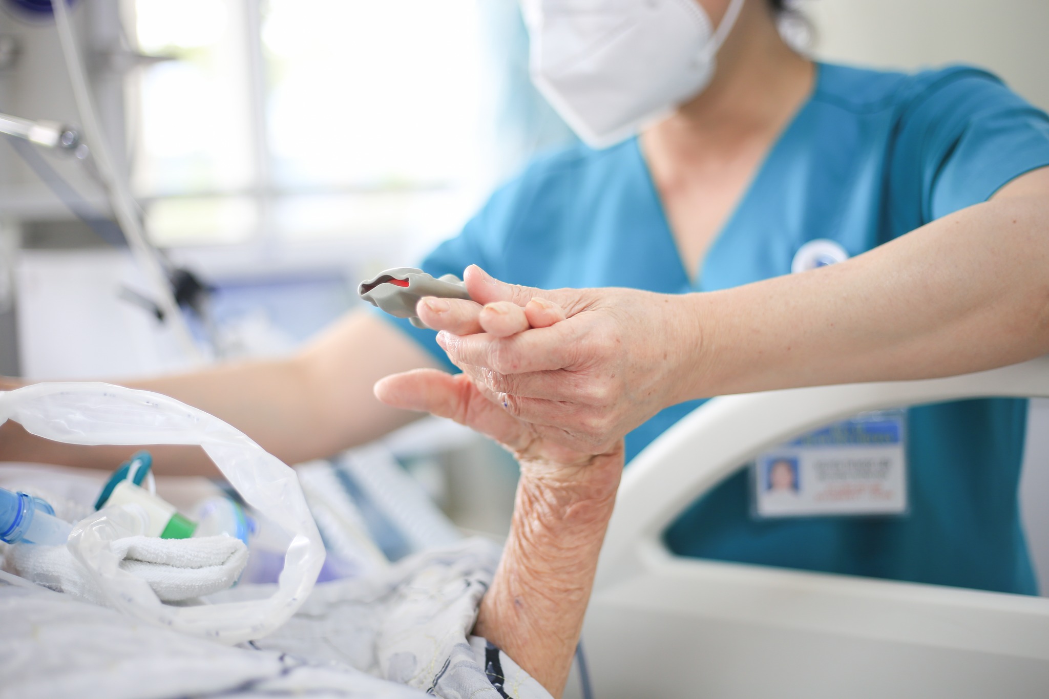 Nghề điều dưỡng: Áp lực, sợ hãi và hành trình giữ lấy sự sống - Ảnh 3.
