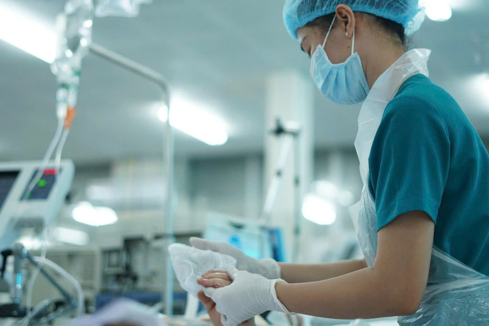 Nghề điều dưỡng: Áp lực, sợ hãi và hành trình giữ lấy sự sống - Ảnh 13.