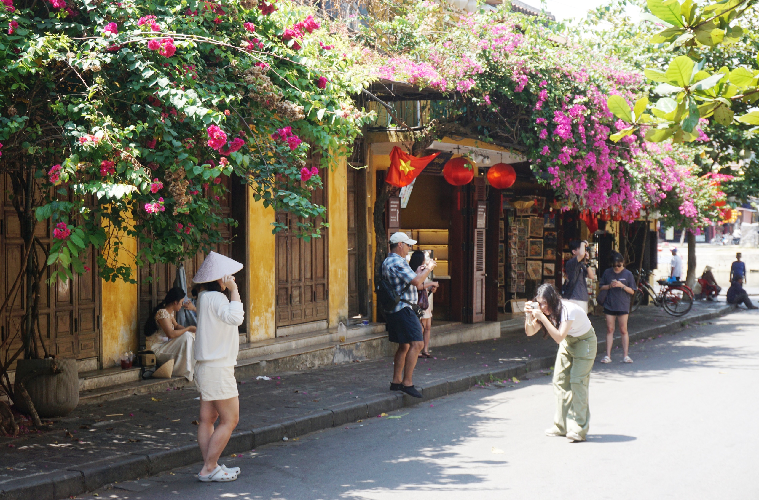 Hoa giấy nhuộm rực phố cổ Hội An, giới trẻ mê mẩn check-in mùa hè- Ảnh 8.