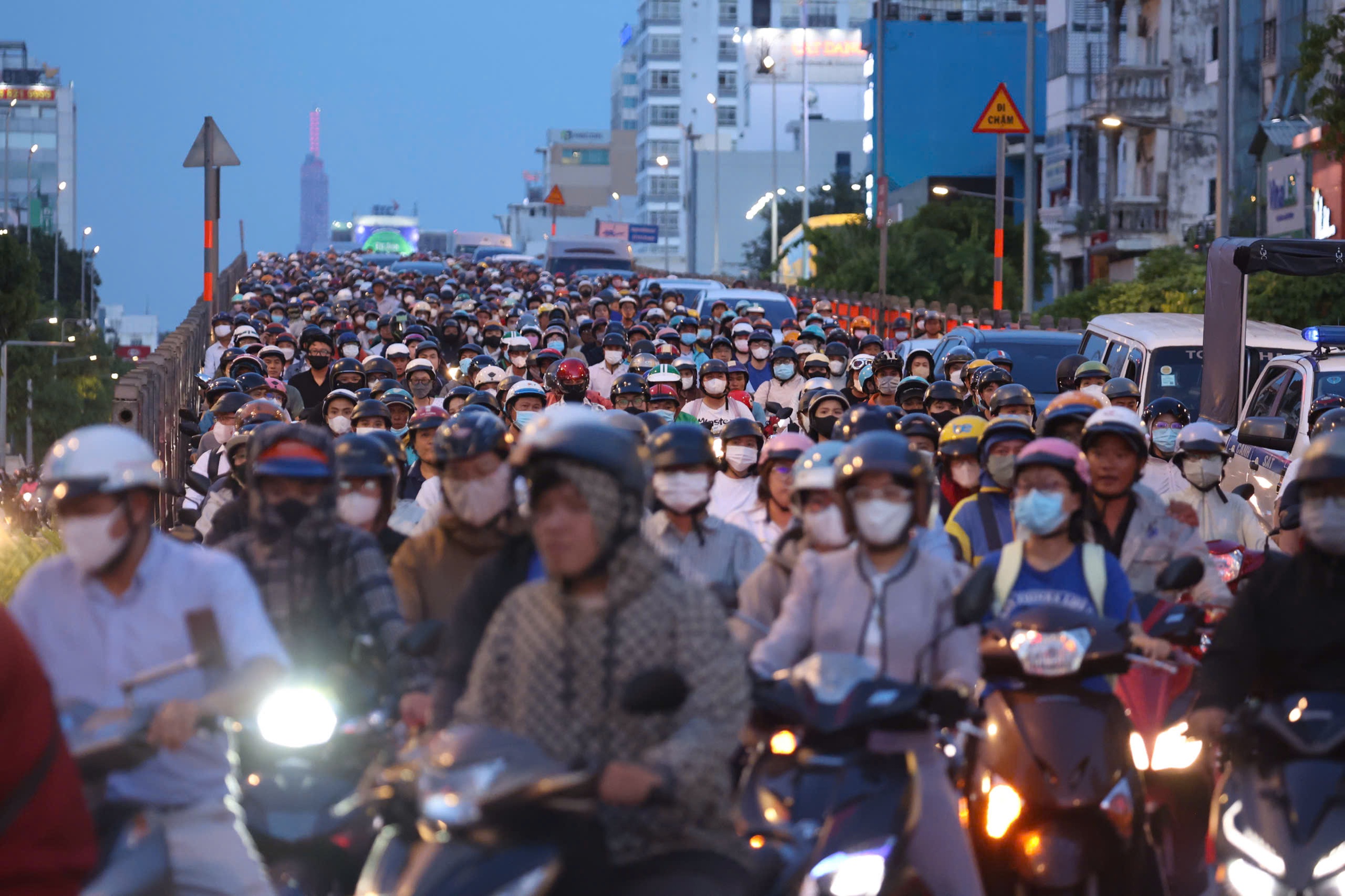 Đường Cộng Hòa thí điểm đảo chiều, cửa ngõ sân bay Tân Sơn Nhất kẹt cứng - Ảnh 2.