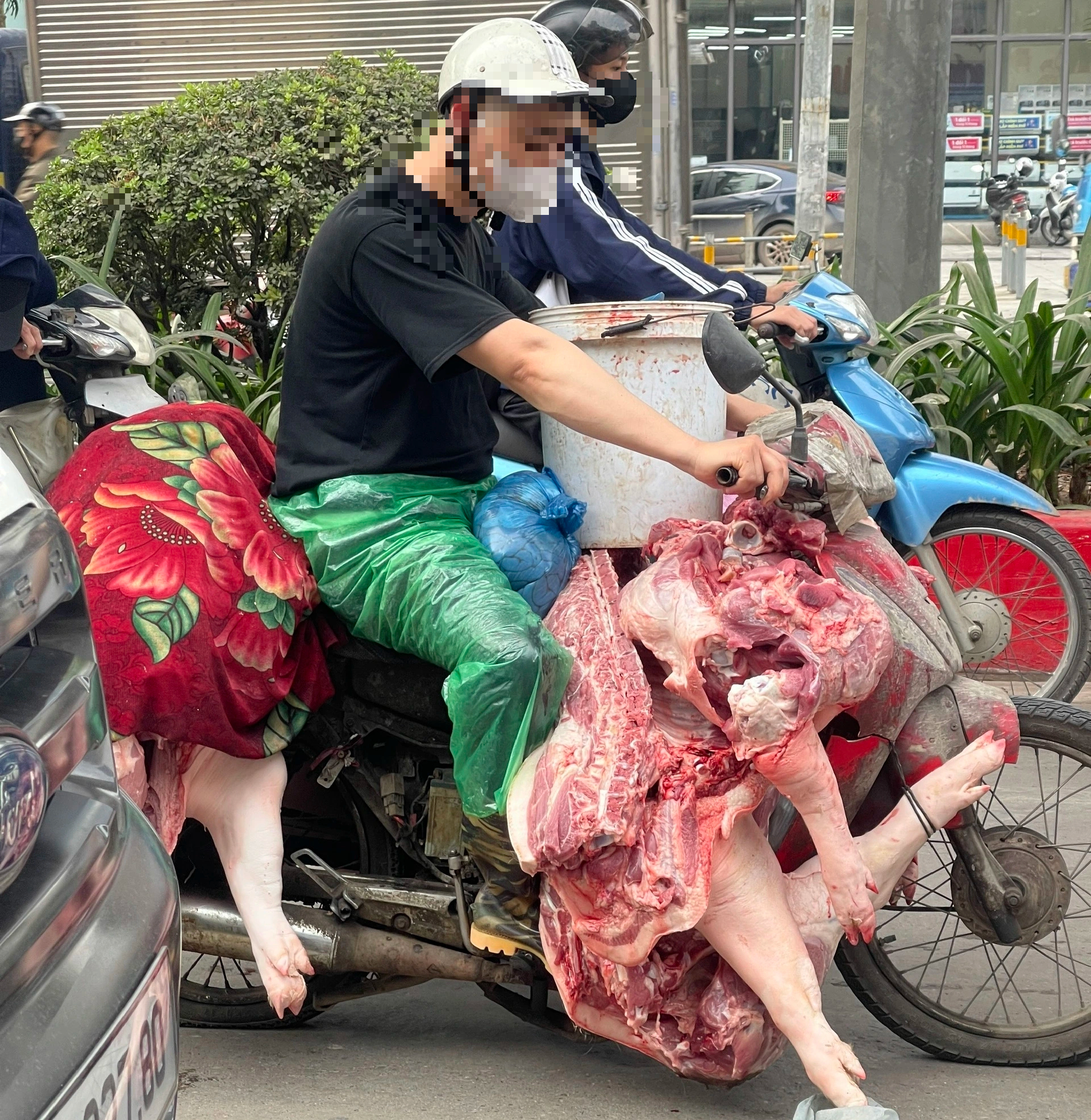 Thịt lợn 'hít bụi, phơi nắng' ồ ạt vào nội thành- Ảnh 10.