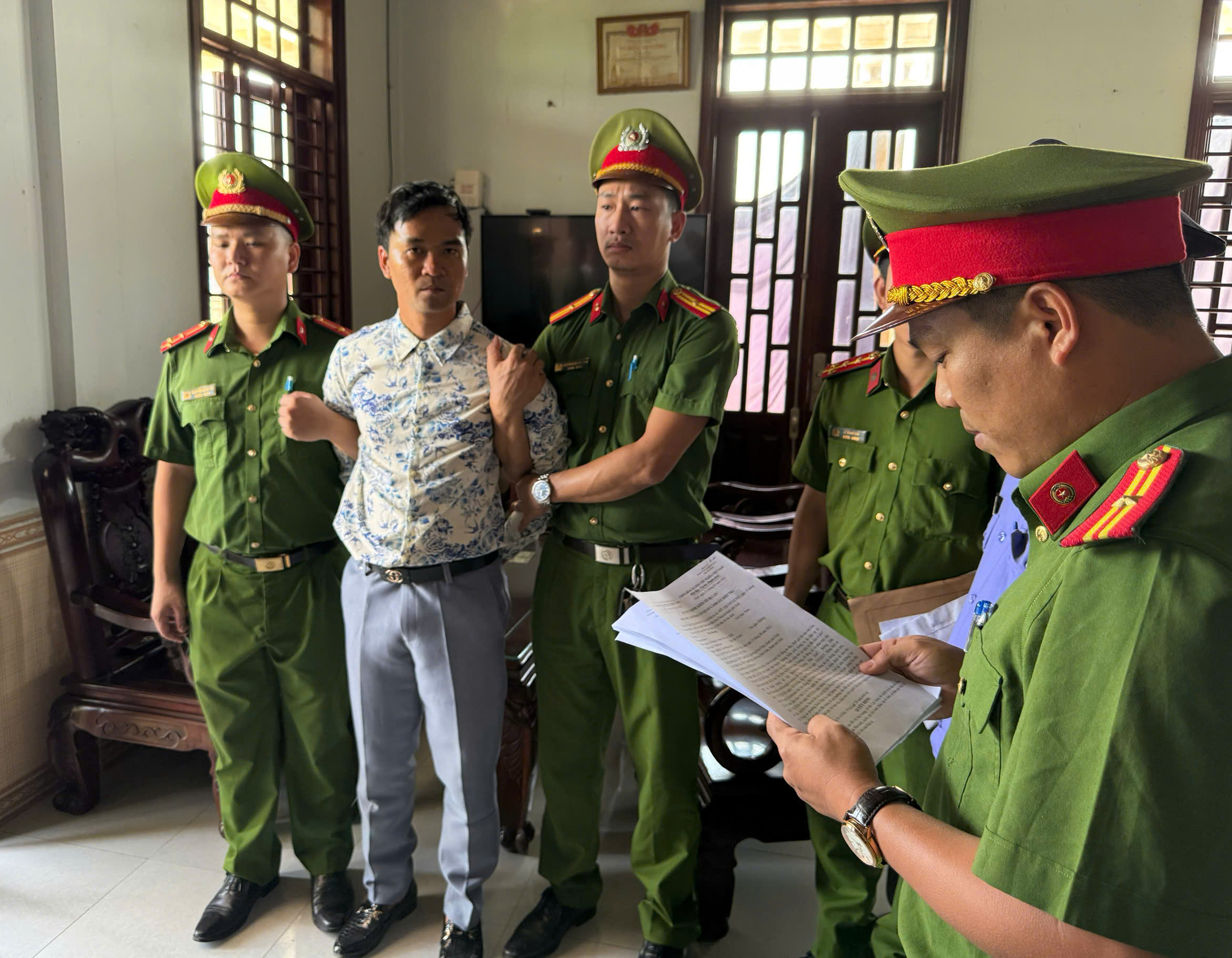 Vụ phát livestream chửi bới, đòi chém người thi hành công vụ: Thêm tình tiết mới- Ảnh 1. Vụ phát livestream chửi bới, đòi chém người thi hành công vụ: Thêm tình tiết mới- Ảnh 1.