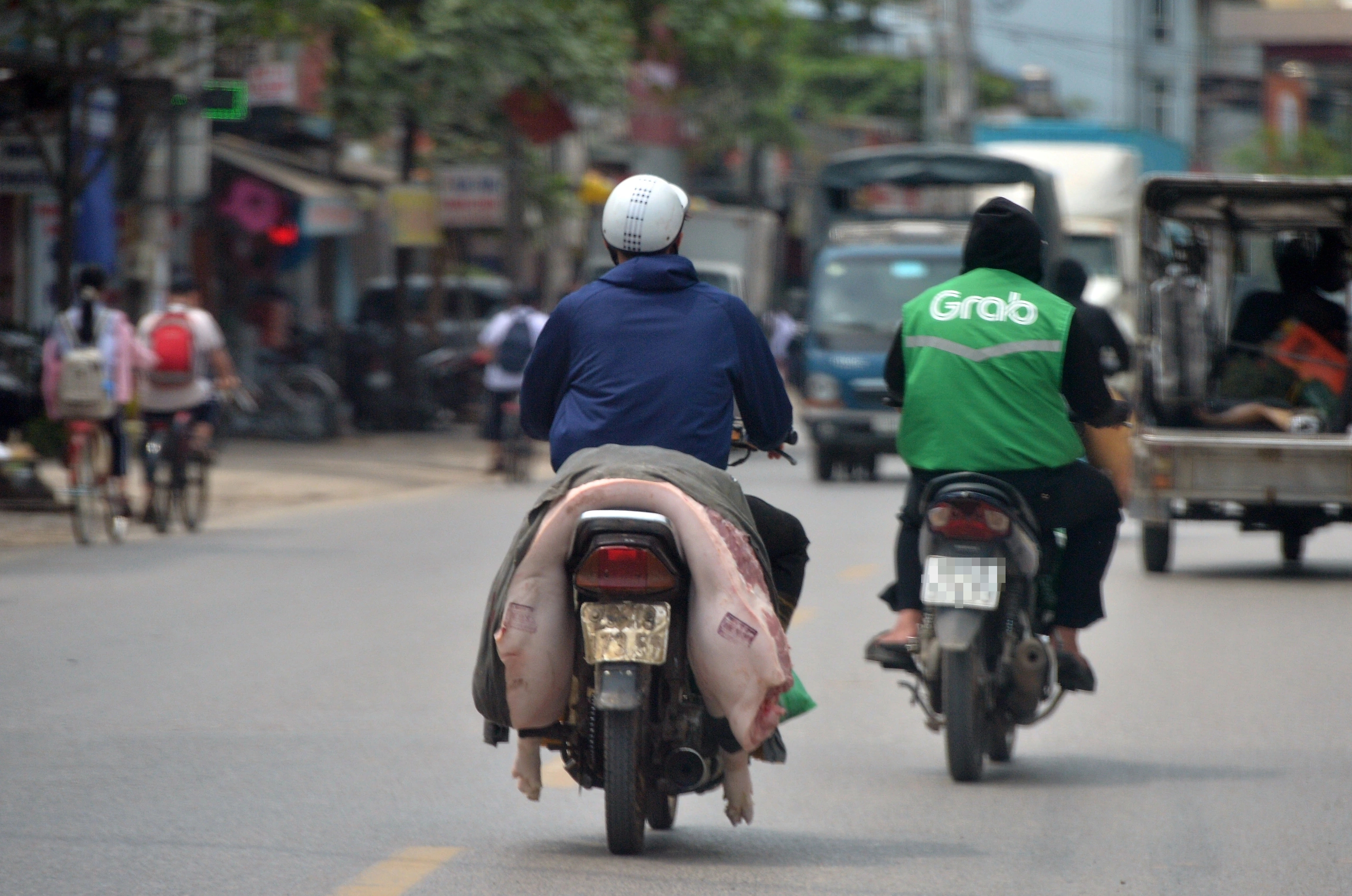 Thịt lợn 'hít bụi, phơi nắng' ồ ạt vào nội thành- Ảnh 17.