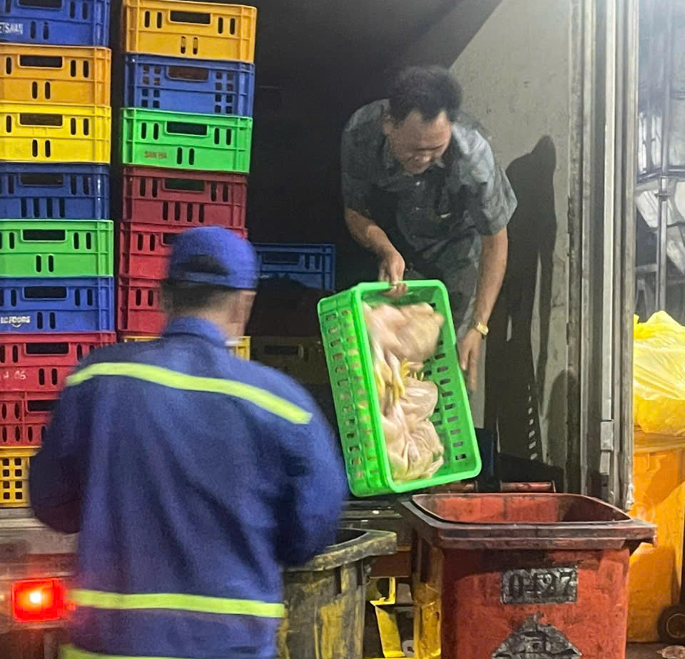 Phát hiện xe tải chở hơn 1,5 tấn gà 'bẩn' vào TP.HCM tiêu thụ - Ảnh 4.