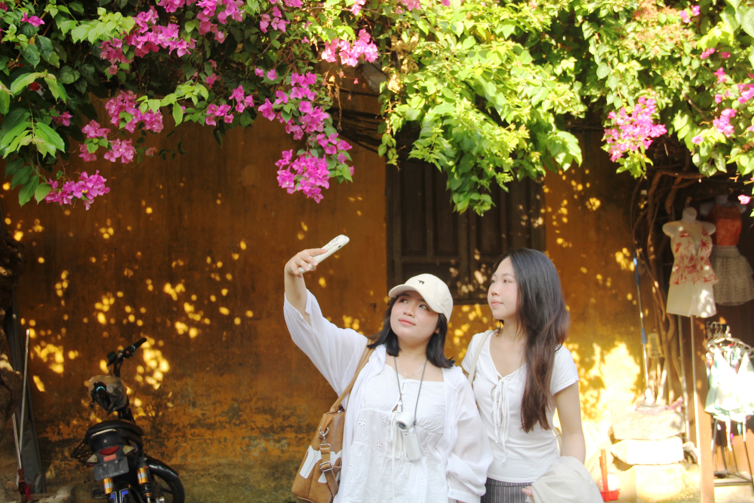Hoa giấy nhuộm rực phố cổ Hội An, giới trẻ mê mẩn check-in mùa hè- Ảnh 12.