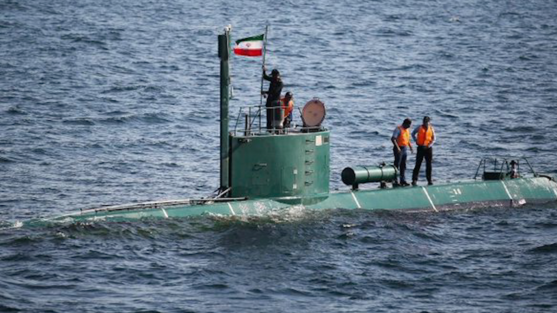 Iran nói tàu ngầm ‘cá heo vịnh Ba Tư’ đang phục ở eo biển Hormuz - Ảnh 1.