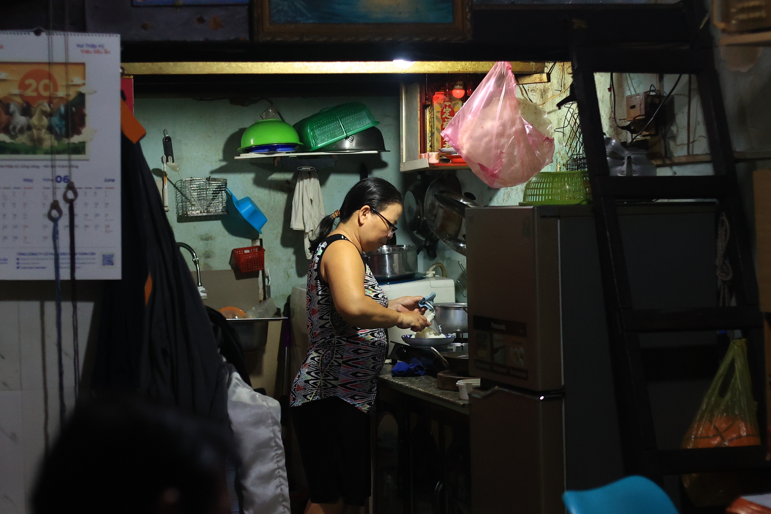 'Luật ngầm' chủ trọ thu tiền điện 4.000 đồng/kWh: Khổ vì một kiểu 'nóng' khác- Ảnh 2.