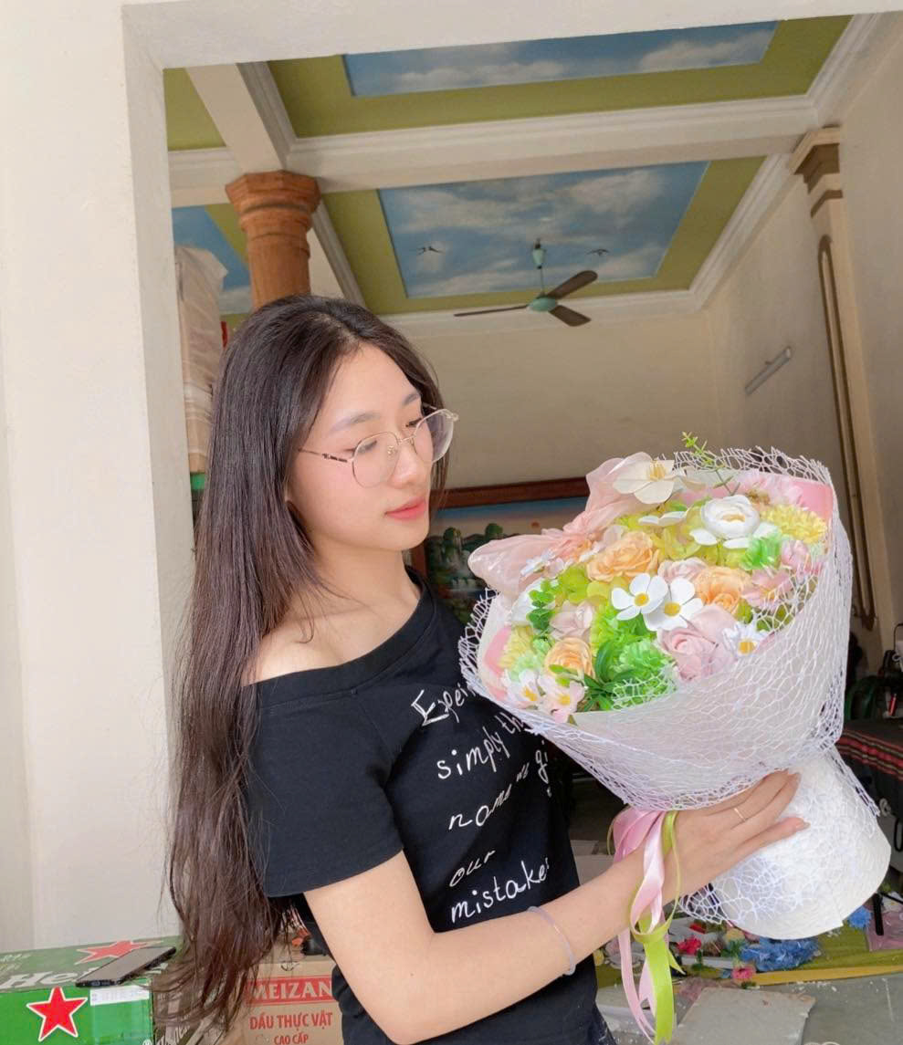  'Không hoa tay' nhưng vẫn cắm hoa, yêu đời - Ảnh 1.
