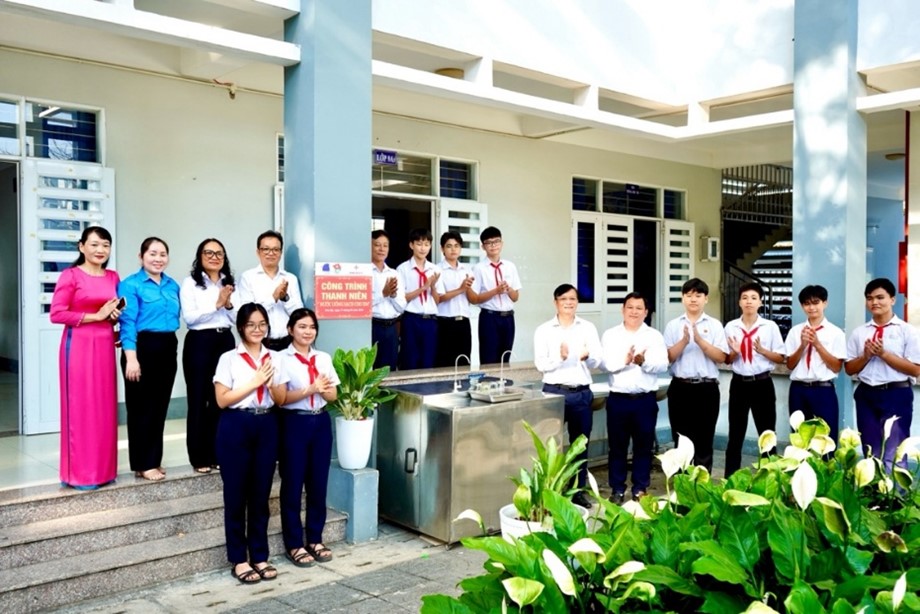 Công ty EPS bàn giao công trình thanh niên 'Nước sạch cho em' - Ảnh 1.