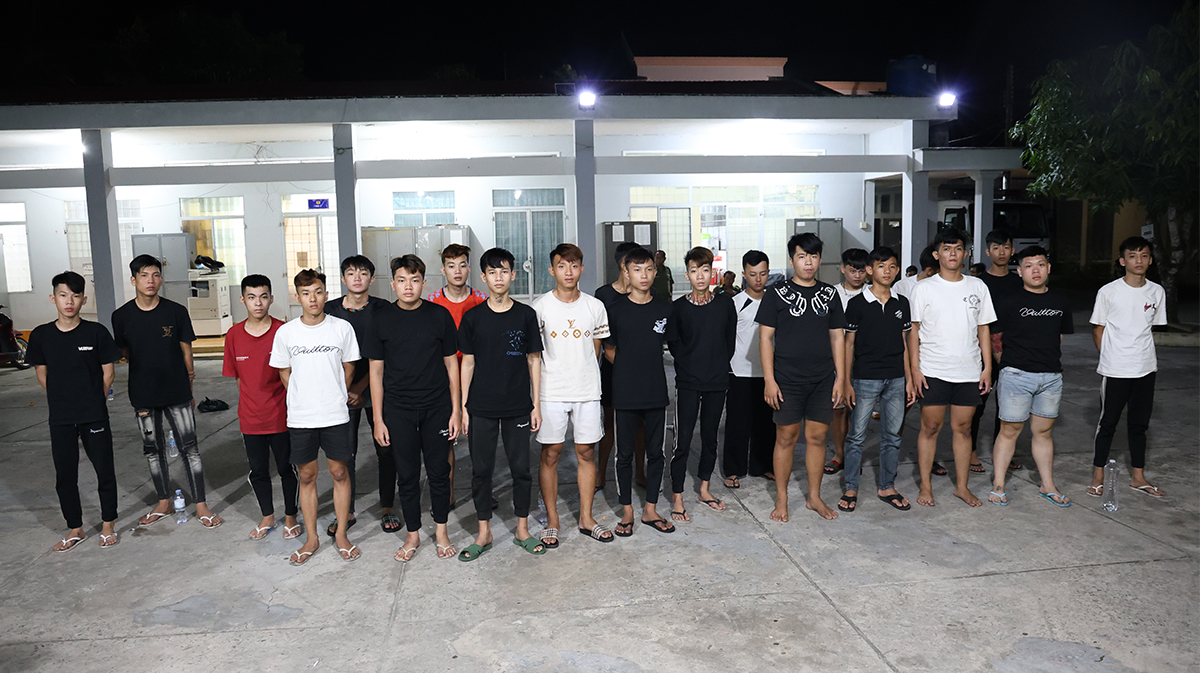 Bắt giữ 33 thanh niên dùng hung khí, bom xăng đánh nhau ở Rạch Giá- Ảnh 1.