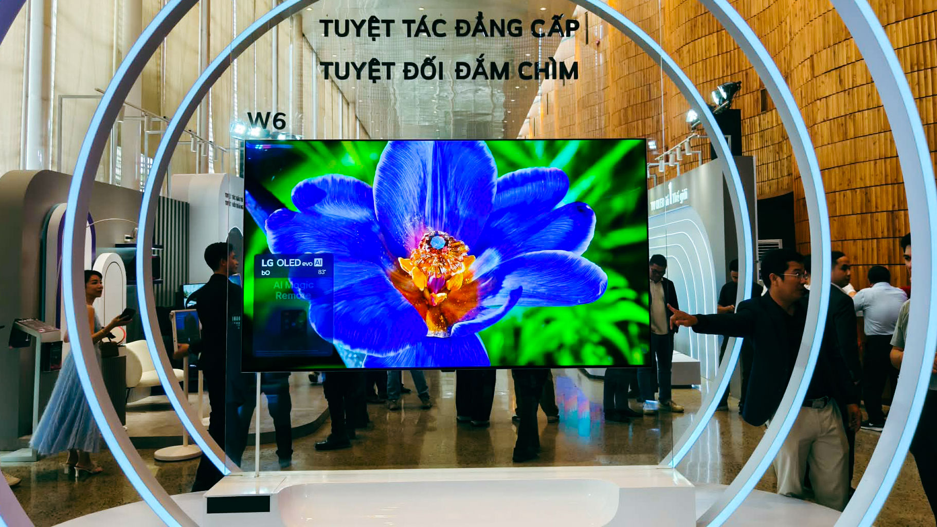 LG đưa TV dán tường, không dây mỏng nhất thế giới về Việt Nam - Ảnh 1.