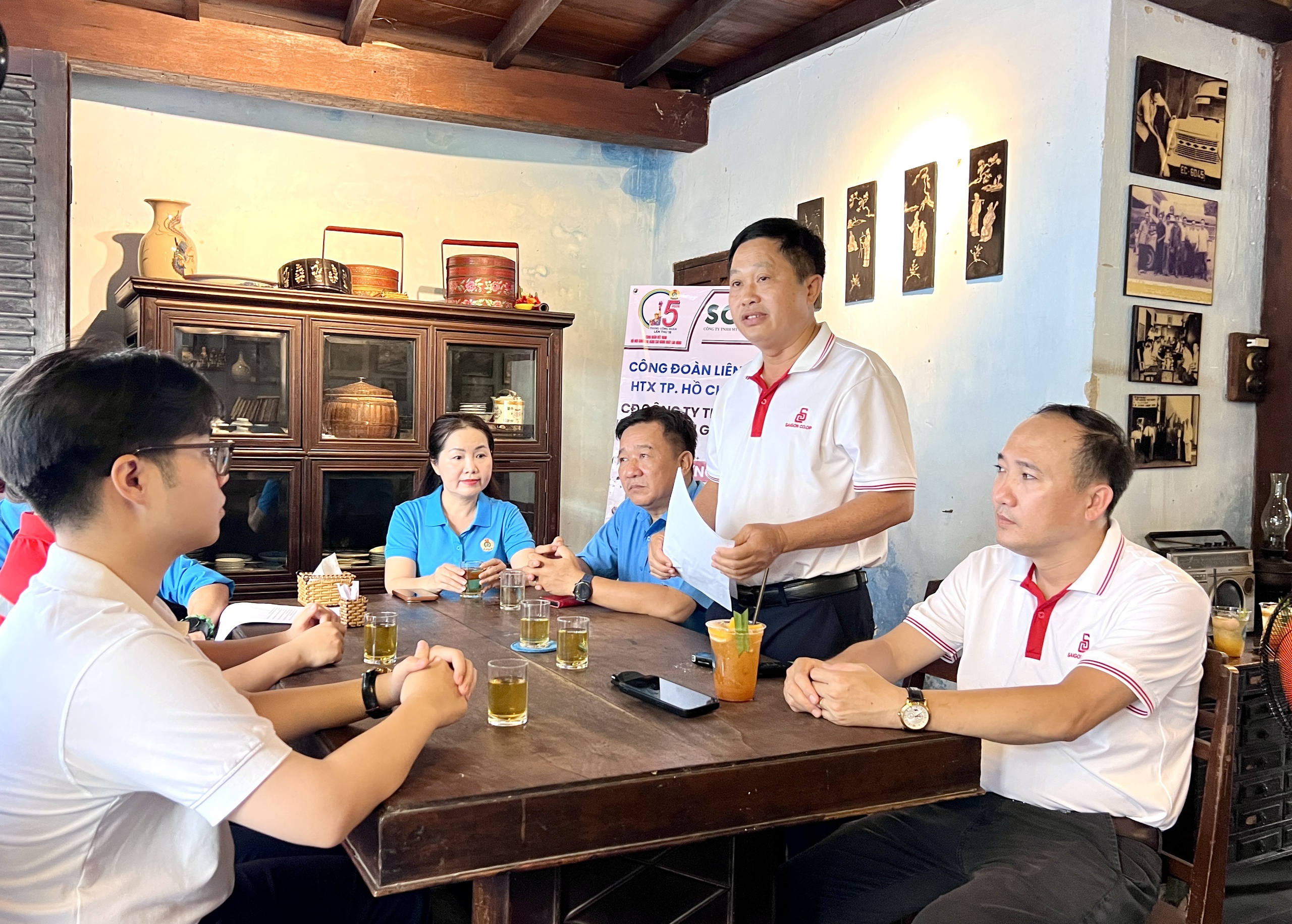 Nhân viên cà phê sáng cùng sếp bàn chuyện tăng lương - Ảnh 1.
