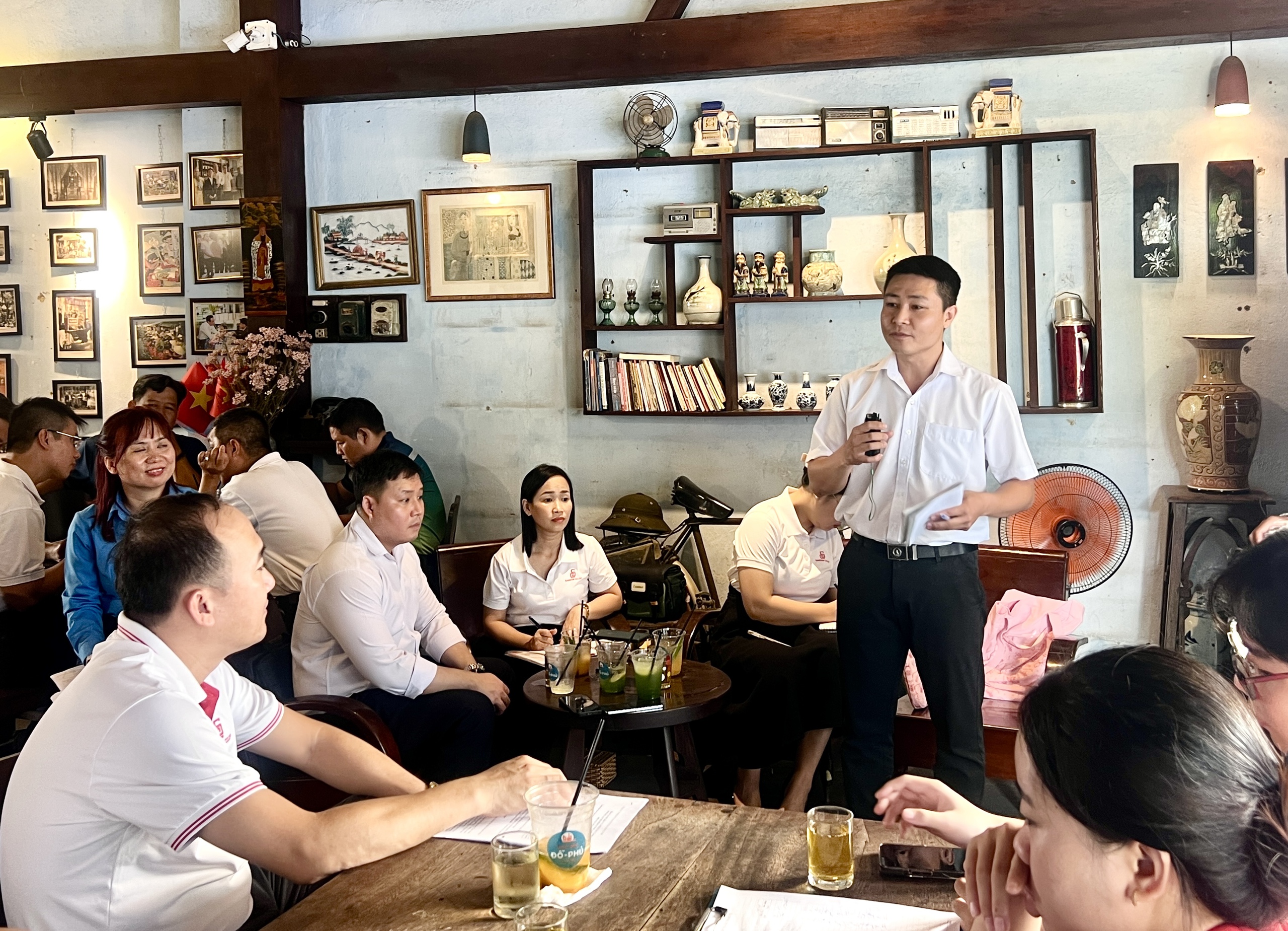 Nhân viên cà phê sáng cùng sếp bàn chuyện tăng lương - Ảnh 3.