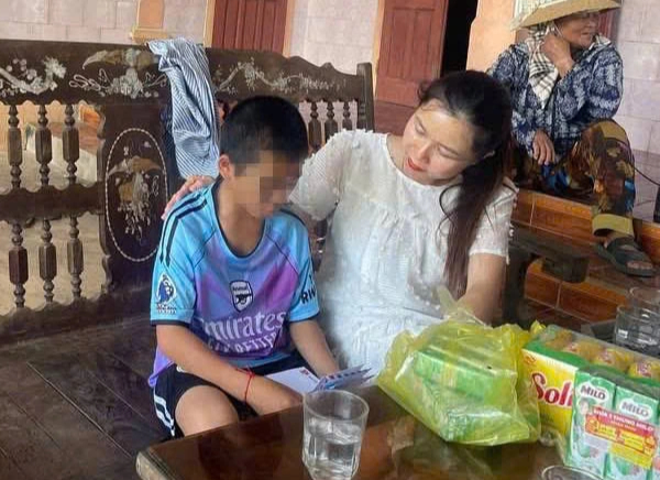 B&eacute; trai nghi bị mẹ kế v&agrave; bố đẻ đ&aacute;nh phải nhập viện điều trị - Ảnh 1.