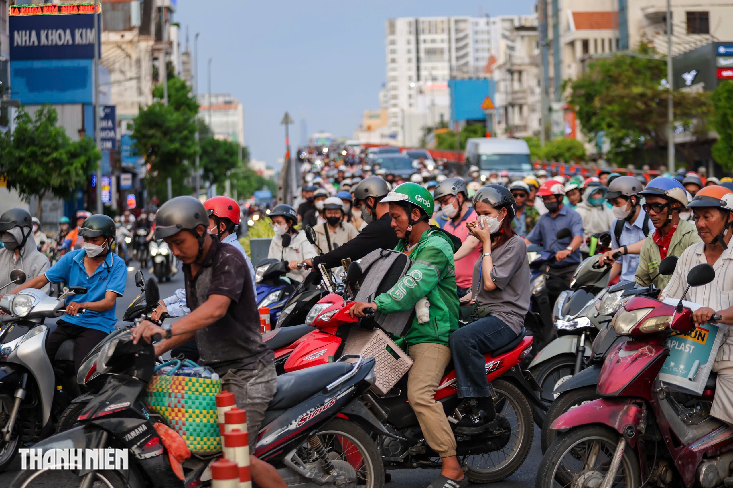 Đường Cộng Hòa đảo chiều giờ tan tầm hôm nay: Xe máy chen kín điểm nhập làn - Ảnh 8.
