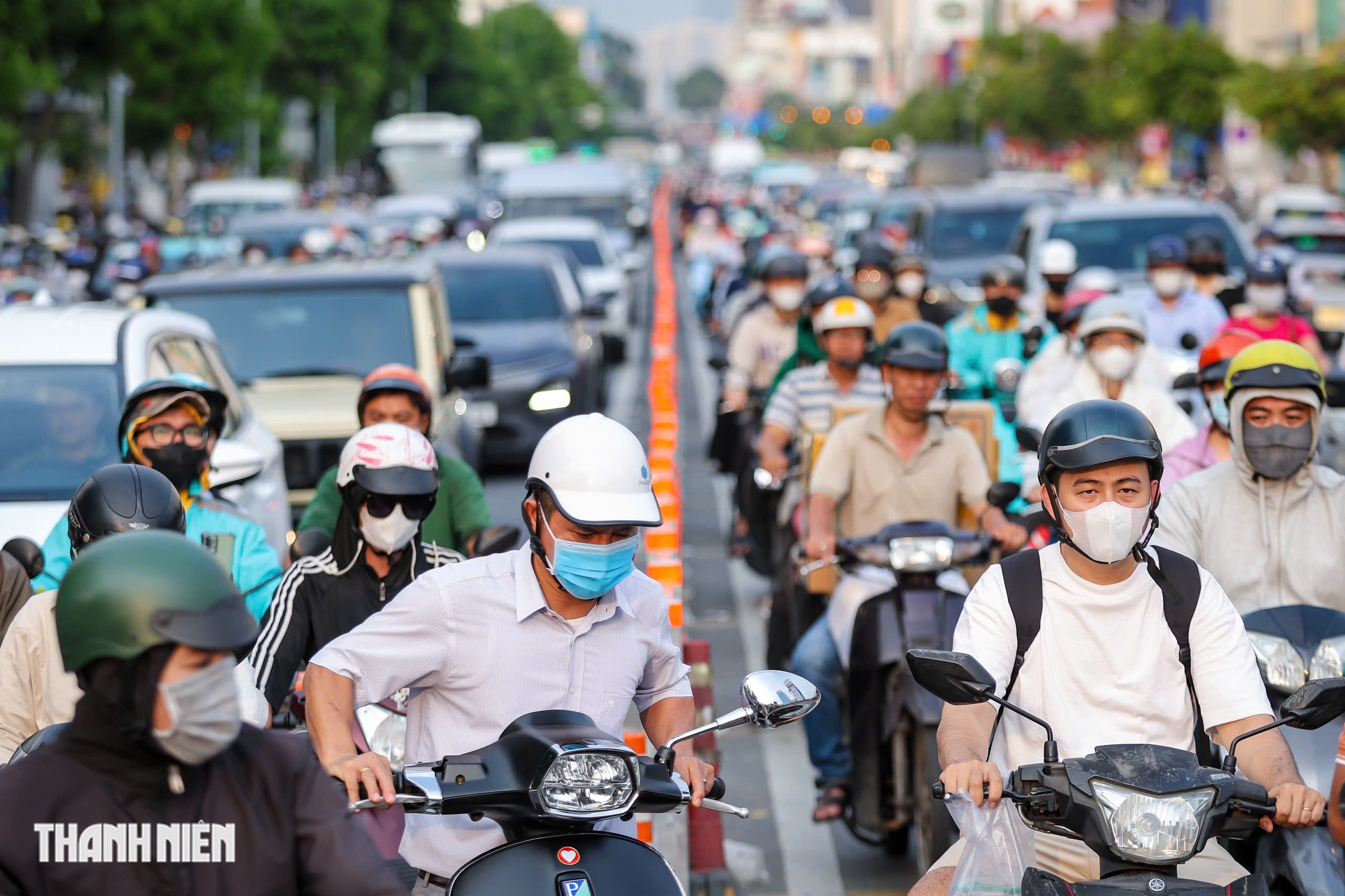 Đường Cộng Hòa đảo chiều giờ tan tầm hôm nay: Xe máy chen kín điểm nhập làn - Ảnh 3.