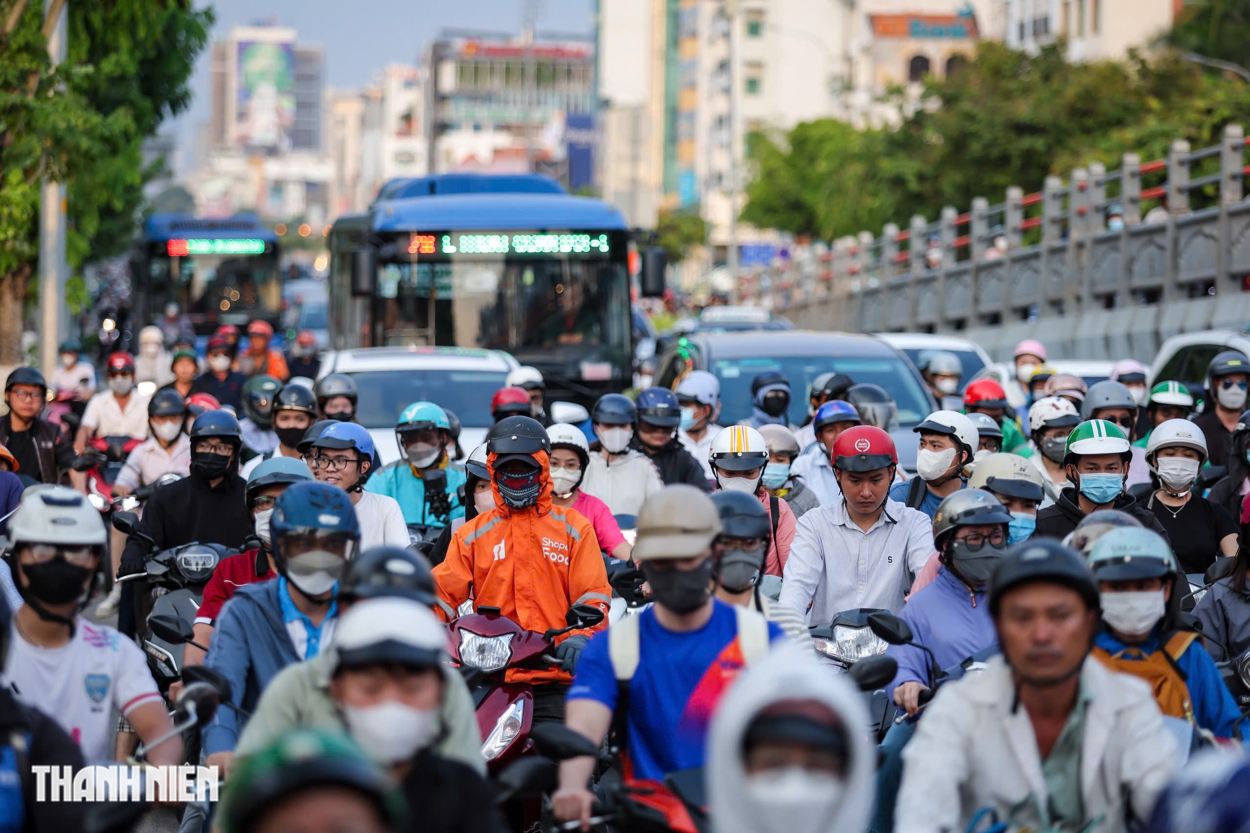 Đường Cộng Hòa đảo chiều giờ tan tầm hôm nay: Xe máy chen kín điểm nhập làn - Ảnh 5.