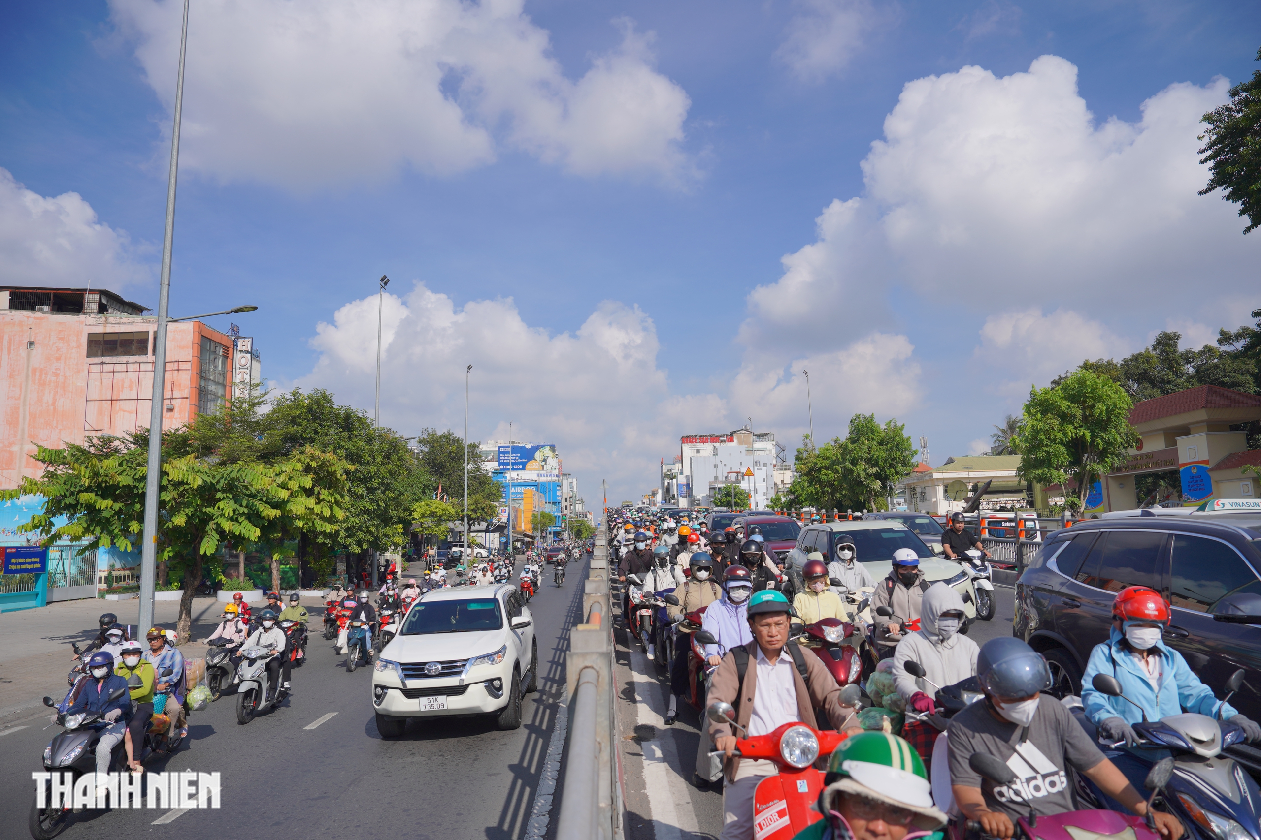 Đường Cộng H&ograve;a đảo chiều s&aacute;ng 14.5: Đỡ kẹt xe nhưng vẫn c&ograve;n người leo lề - Ảnh 4.