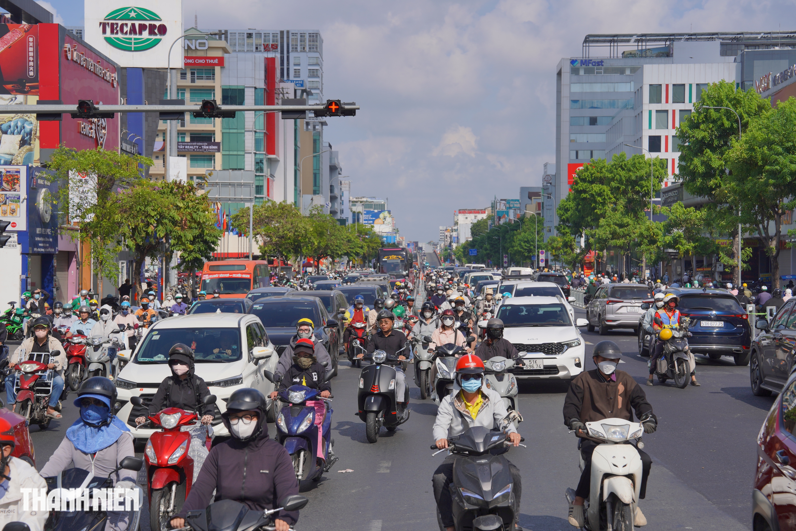 Đường Cộng H&ograve;a đảo chiều s&aacute;ng 14.5: Đỡ kẹt xe nhưng vẫn c&ograve;n người leo lề - Ảnh 8.