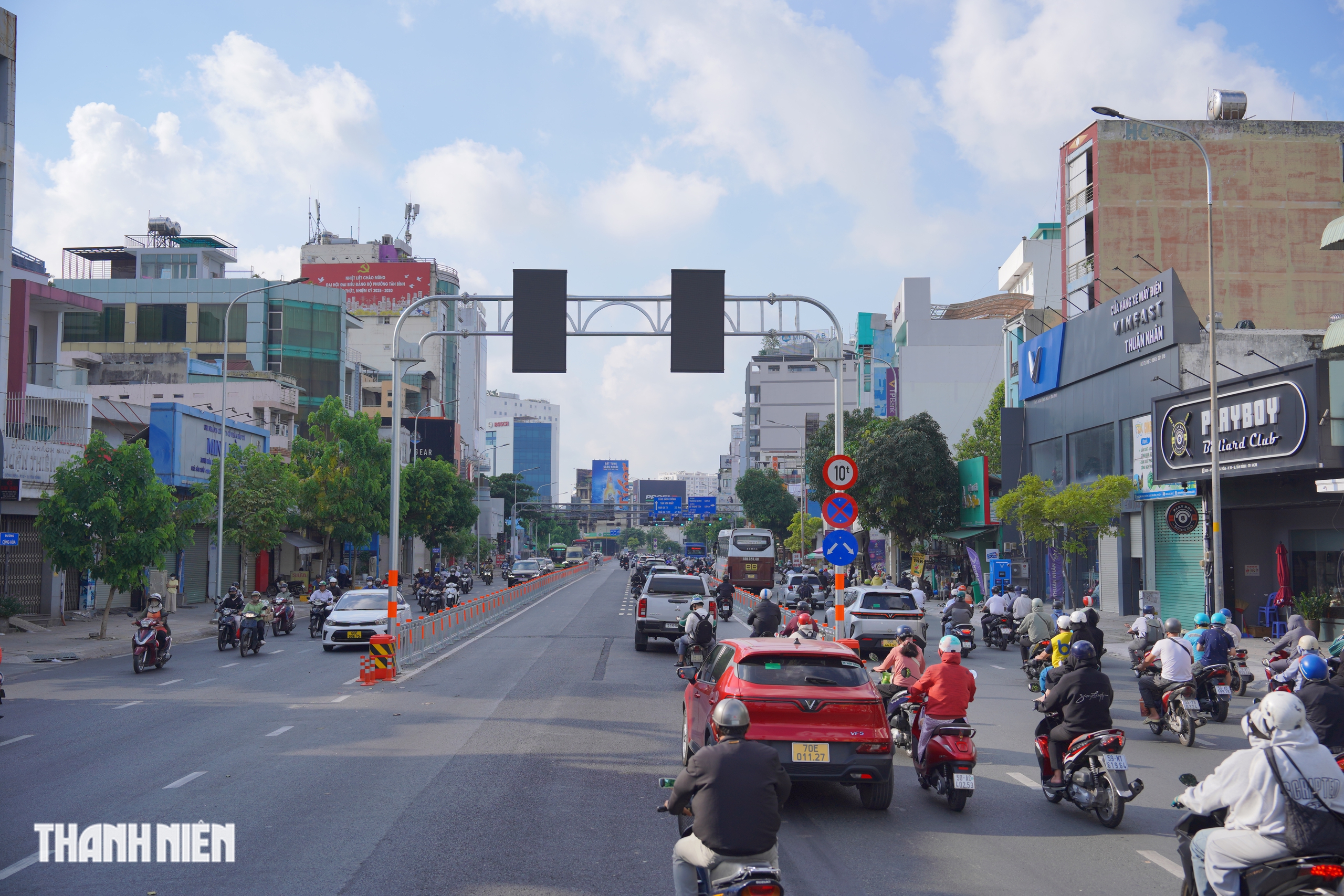 Đường Cộng H&ograve;a đảo chiều s&aacute;ng 14.5: Đỡ kẹt xe nhưng vẫn c&ograve;n người leo lề - Ảnh 3.
