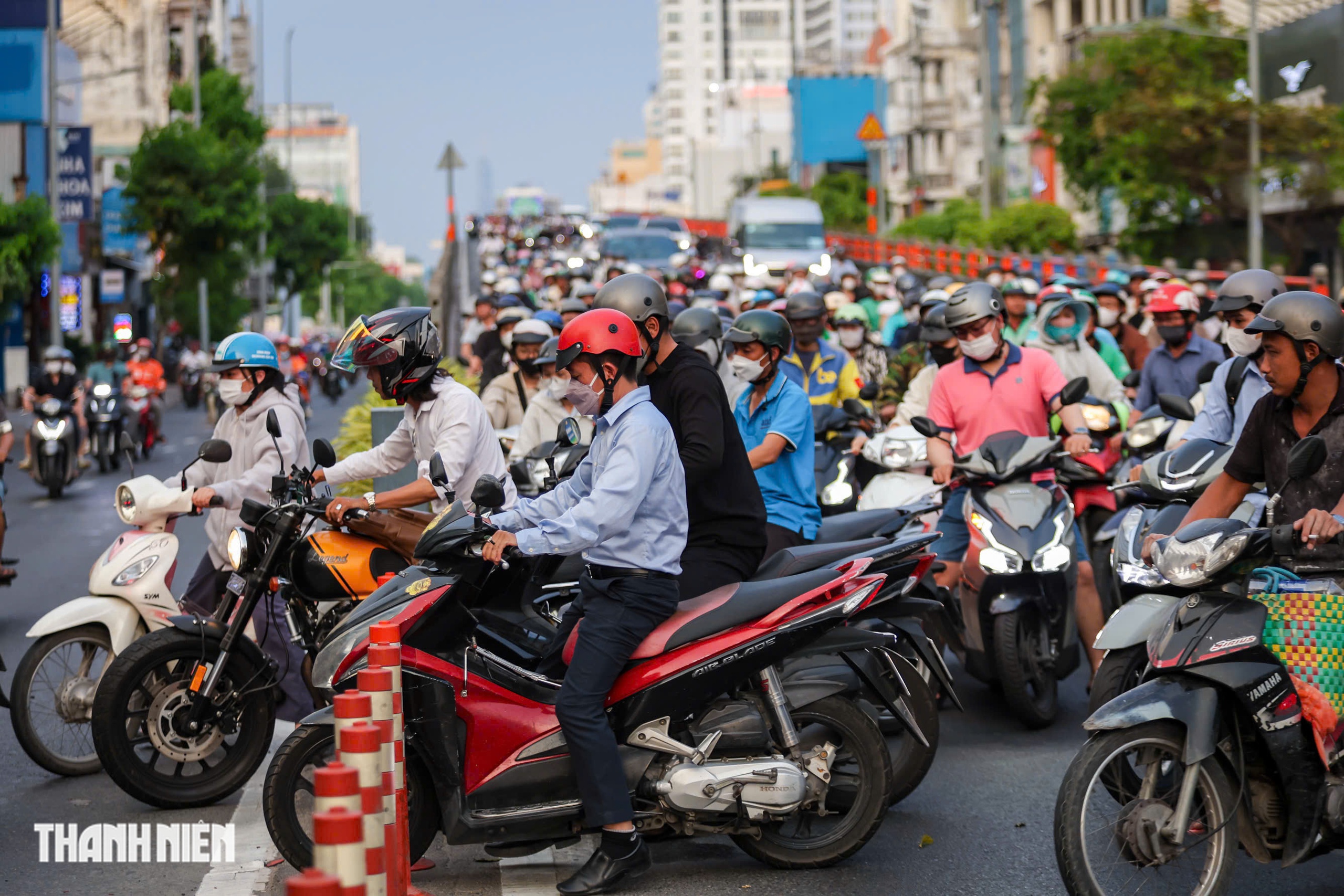 Đường Cộng Hòa đảo chiều giờ tan tầm hôm nay: Xe máy chen kín điểm nhập làn - Ảnh 4.