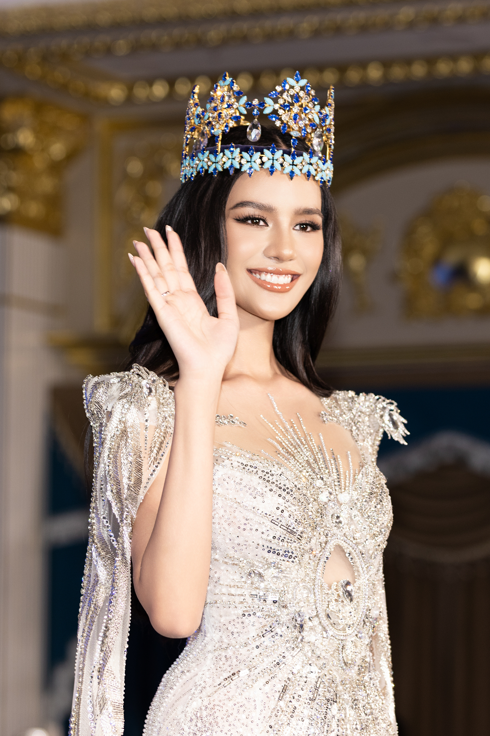 Đương kim Hoa hậu Thế giới 'đọ sắc' Trần Tiểu Vy, Lương Thùy Linh - Ảnh 3.