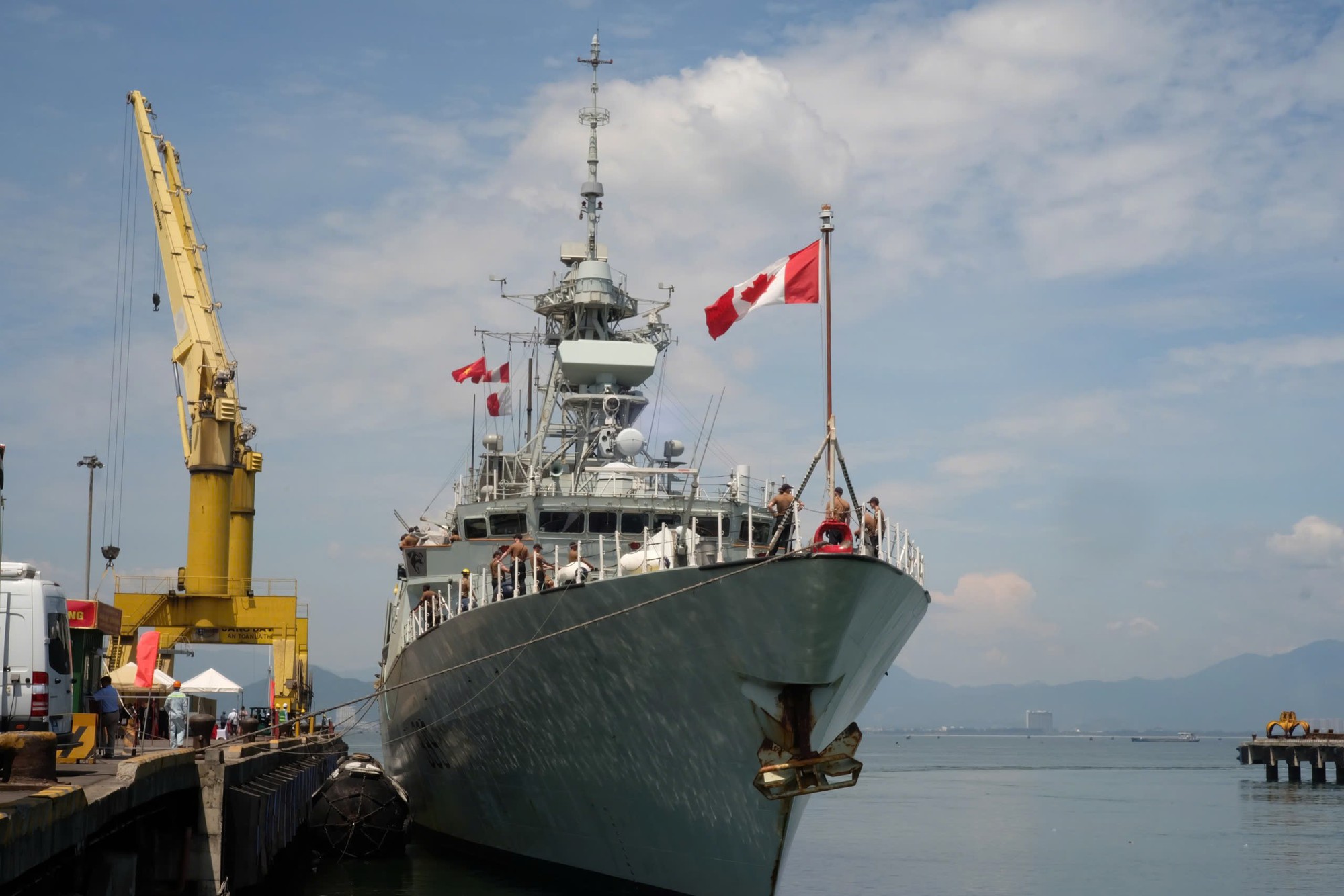 Tàu Hải quân Hoàng gia Canada cập cảng Tiên Sa, thăm hữu nghị Đà Nẵng- Ảnh 1.