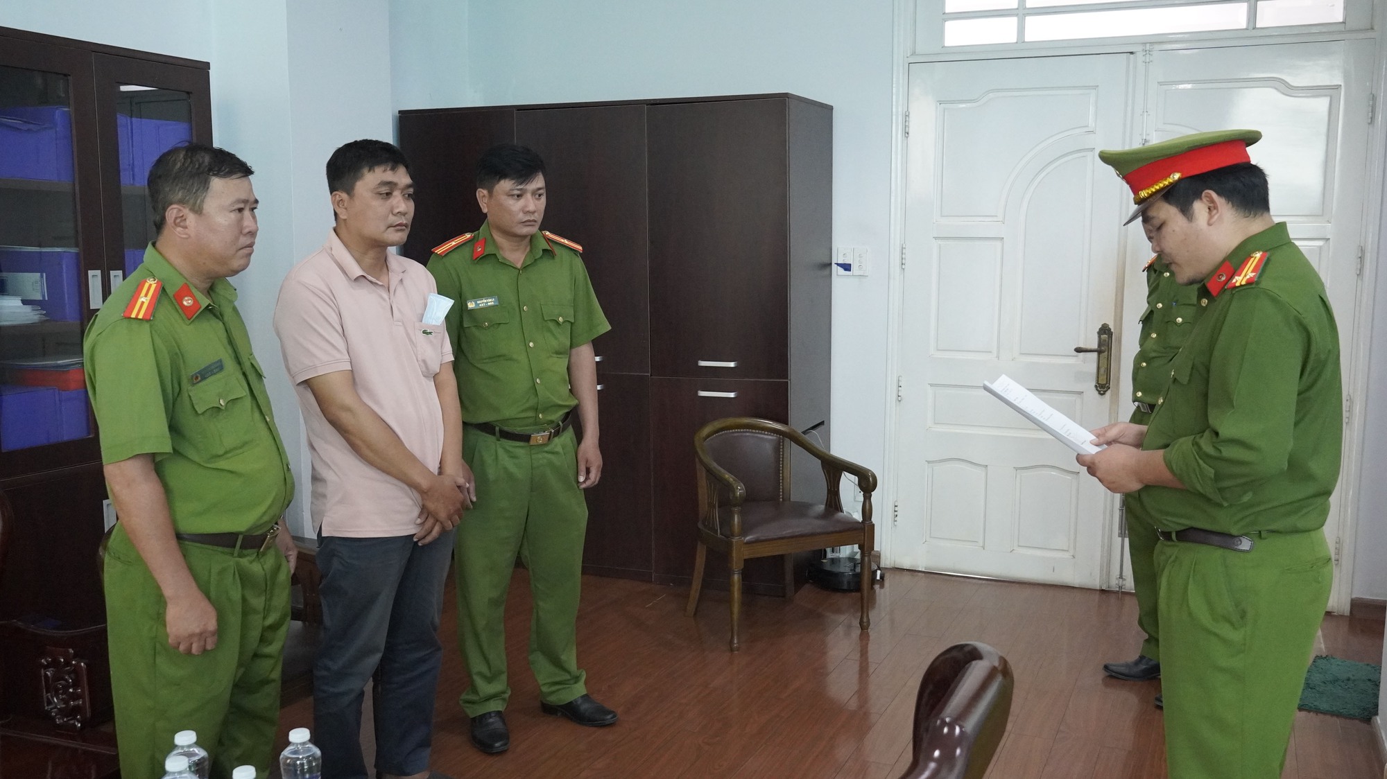 Khởi tố phó trưởng phòng 'phù phép' hồ sơ để tham ô hơn 5 tỉ đồng- Ảnh 1.