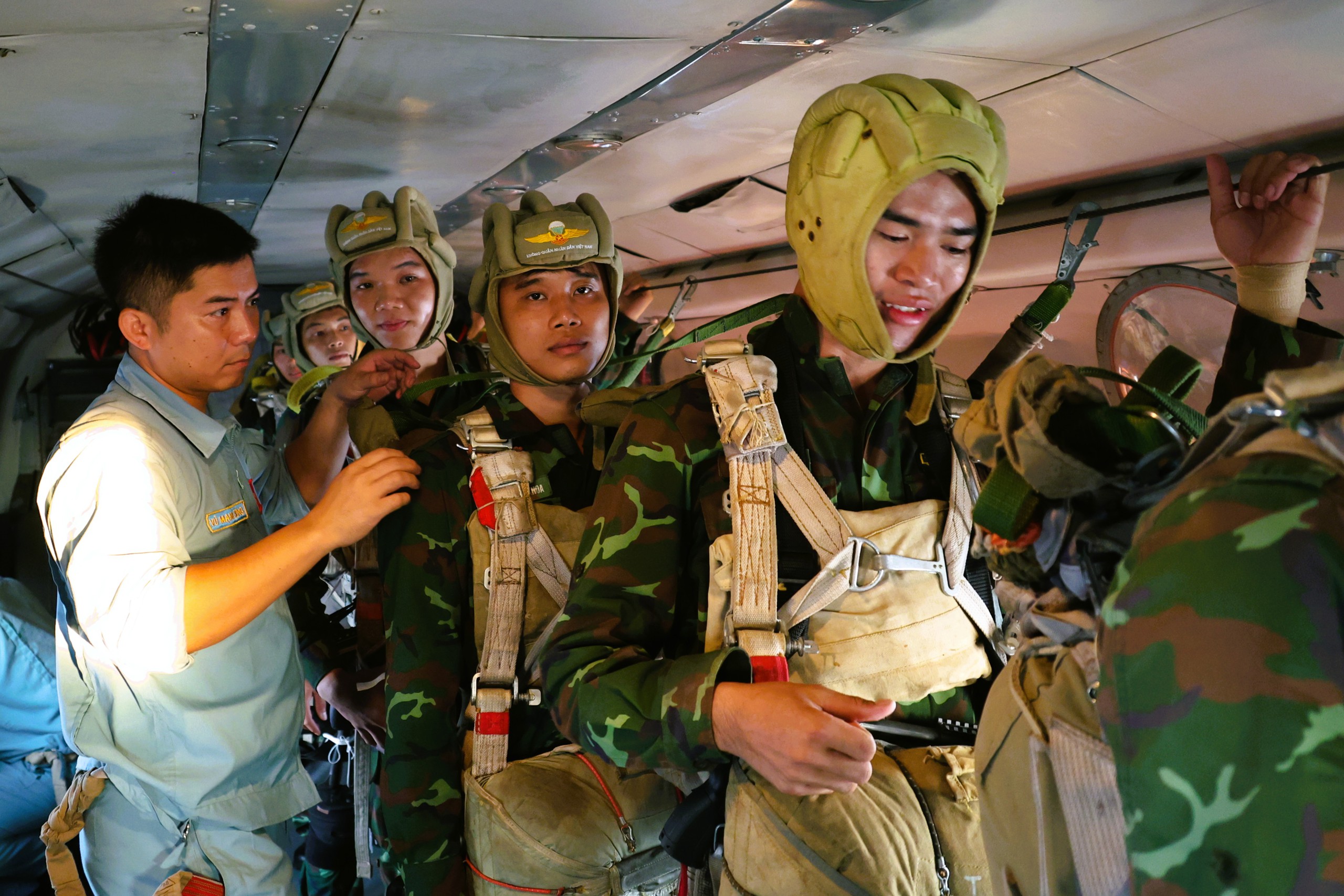 Ch&ugrave;m ảnh đặc biệt phi c&ocirc;ng qu&acirc;n sự, trinh s&aacute;t đặc nhiệm nhảy d&ugrave; - Ảnh 12.