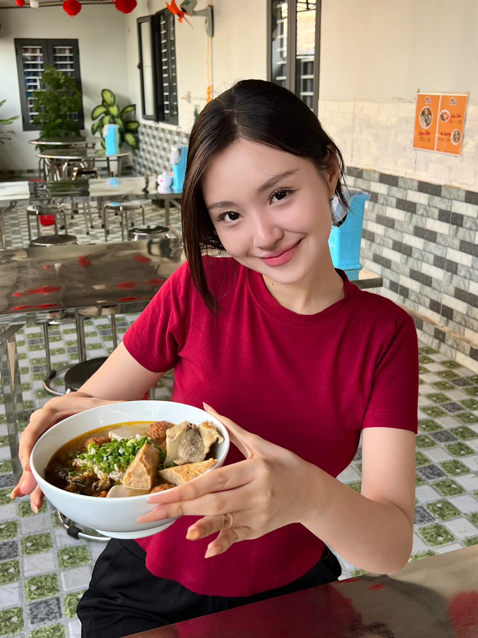 Á hậu sở hữu IELTS 7.0 kể kỷ niệm chạy bàn, bưng bún riêu - Ảnh 1.