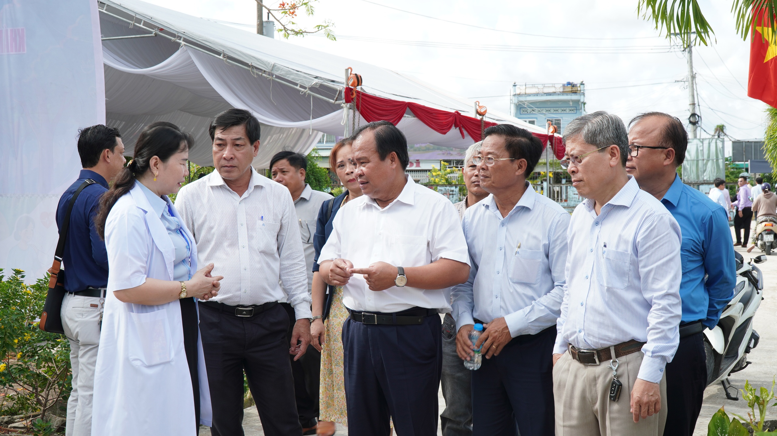Cà Mau khám sức khỏe miễn phí, hướng đến phủ sổ sức khỏe điện tử toàn dân- Ảnh 2.
