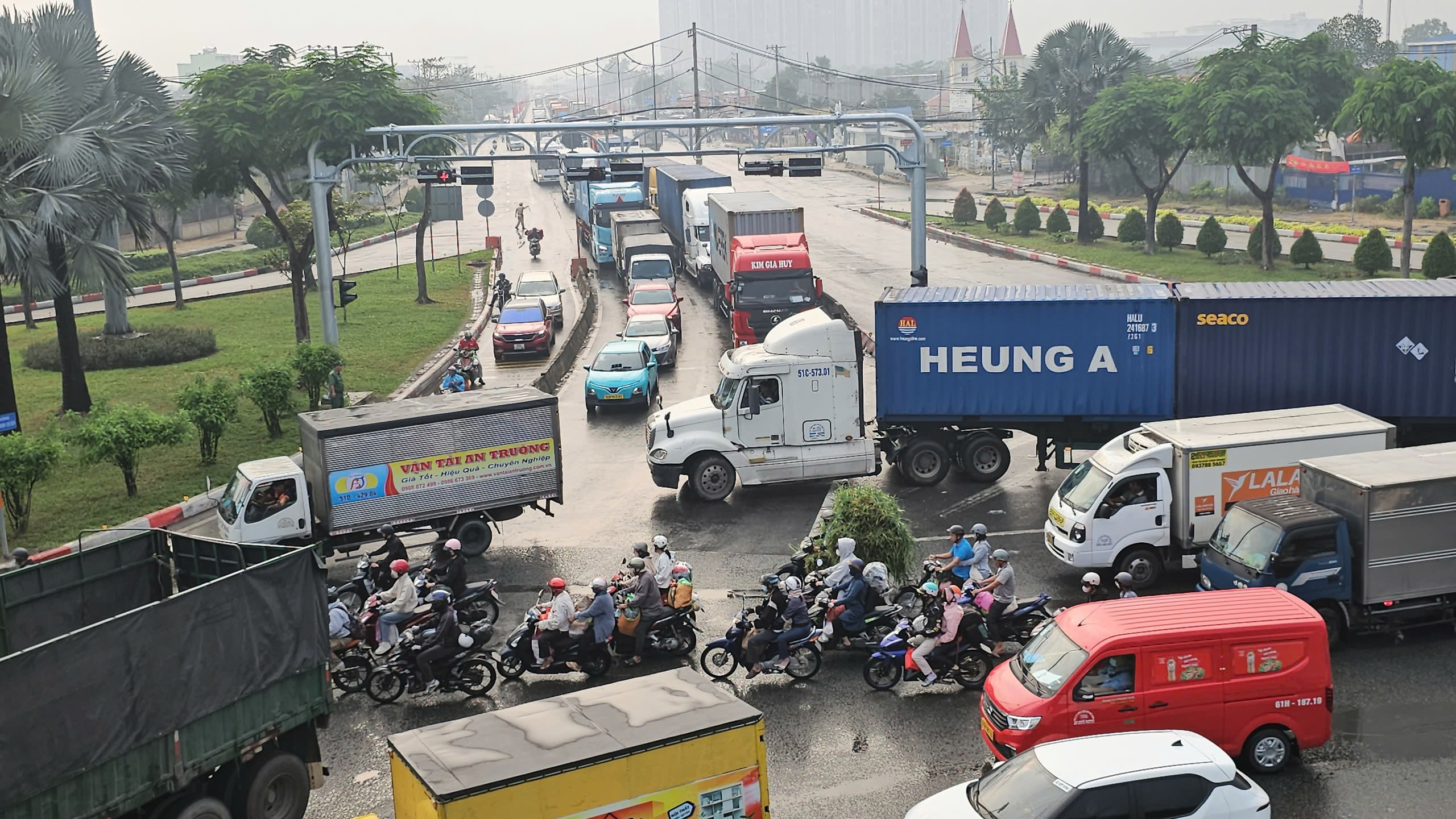 Siết xe tải vào nội đô, lo hàng hóa đội giá- Ảnh 1.