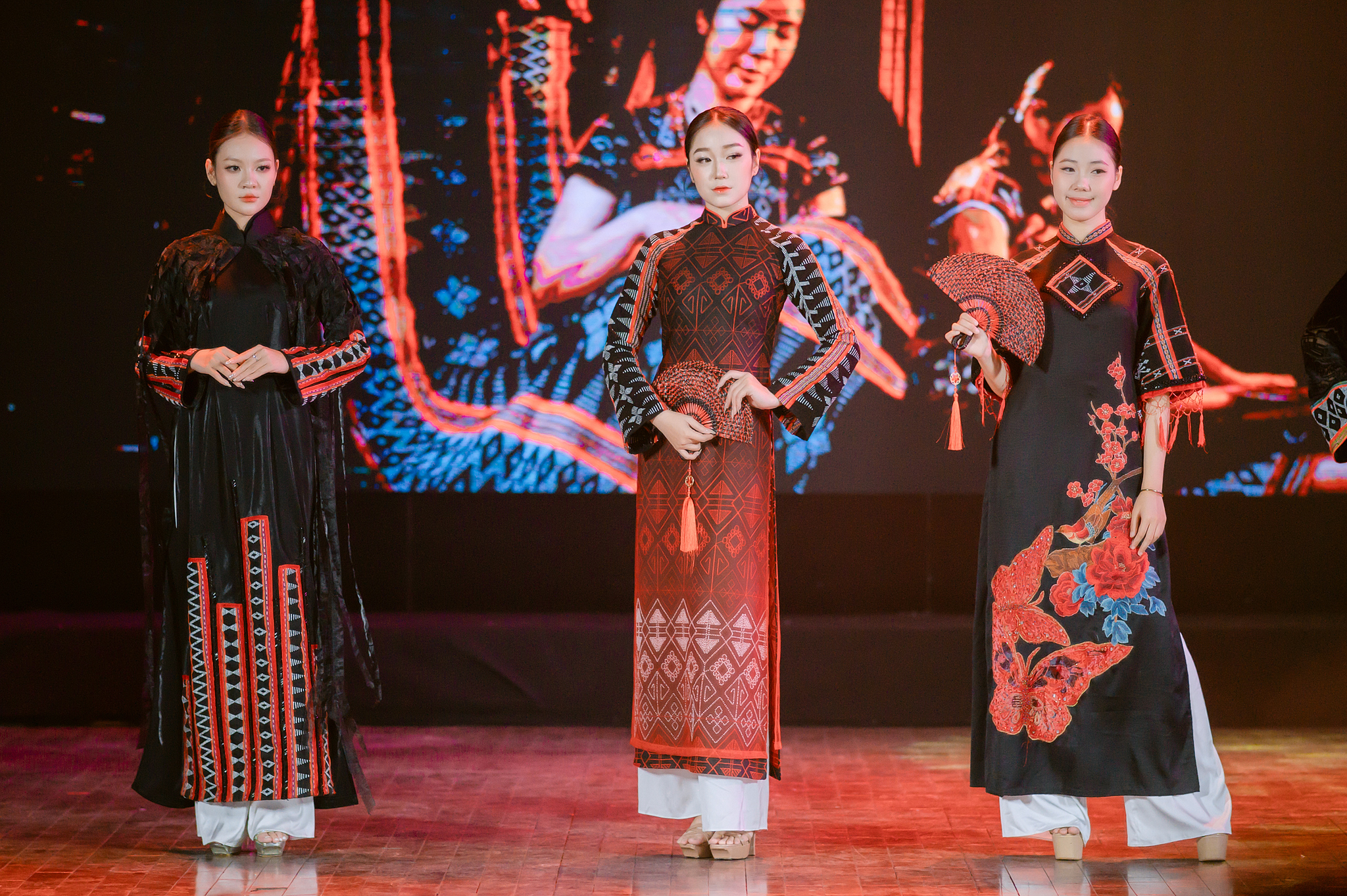 Ngắm z&egrave;ng A Lưới thăng hoa tr&ecirc;n t&agrave; &aacute;o d&agrave;i Huế- Ảnh 1.