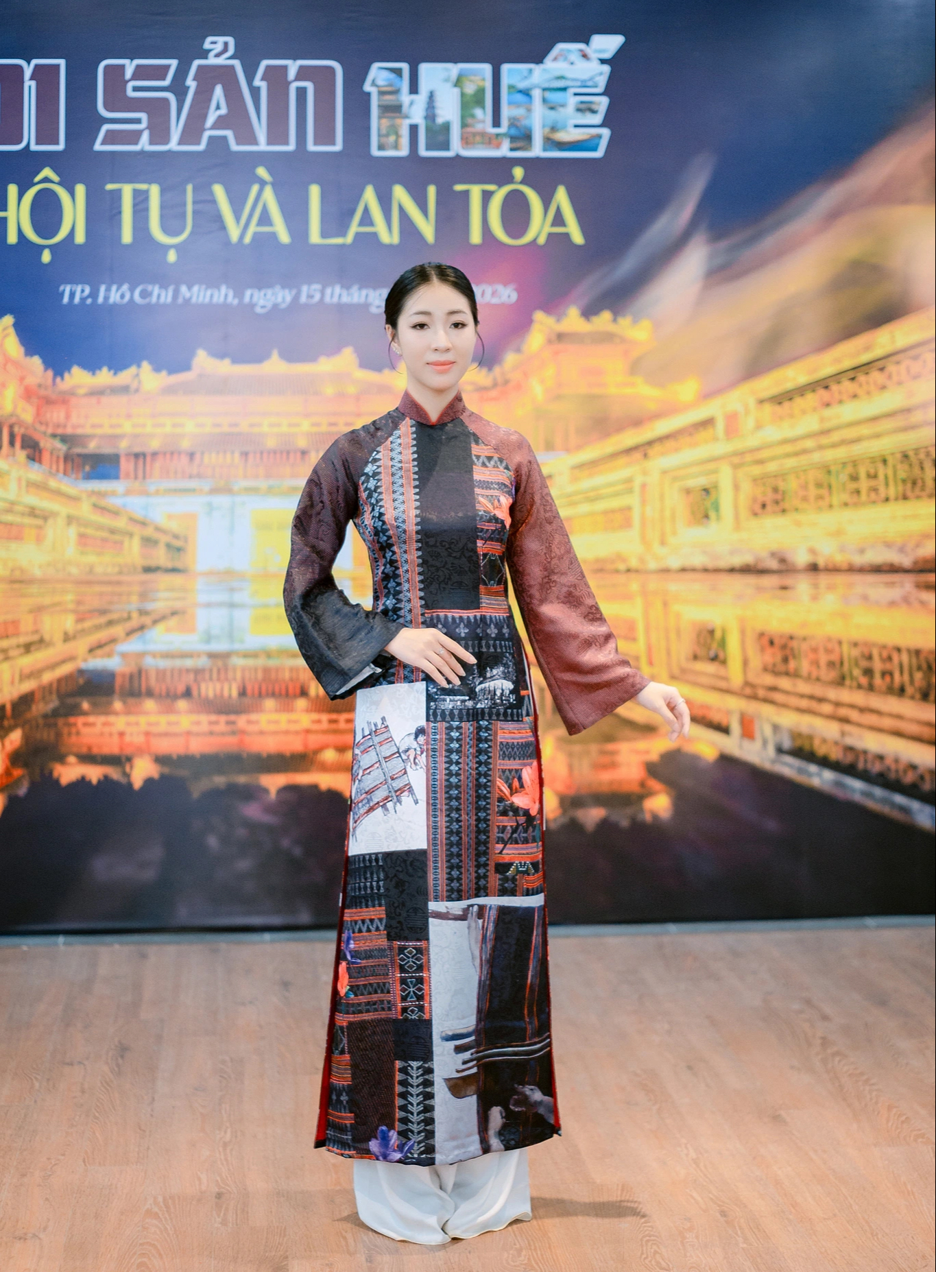 Ngắm z&egrave;ng A Lưới thăng hoa tr&ecirc;n t&agrave; &aacute;o d&agrave;i Huế- Ảnh 11.