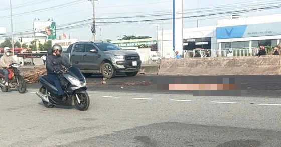  Tai nạn liên hoàn trước công viên, 1 người tử  - Ảnh 1.