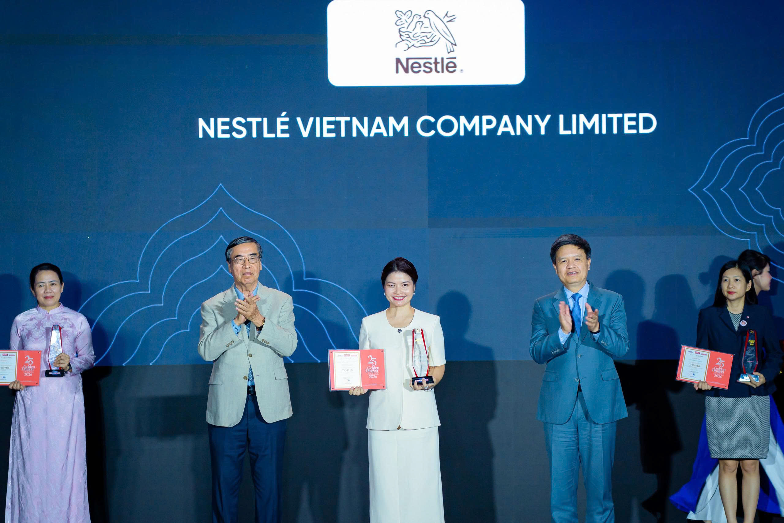   Nestlé Việt Nam nhận giải thưởng Rồng Vàng phát triển chuỗi giá trị nông nghiệp bền vững  - Ảnh 1.